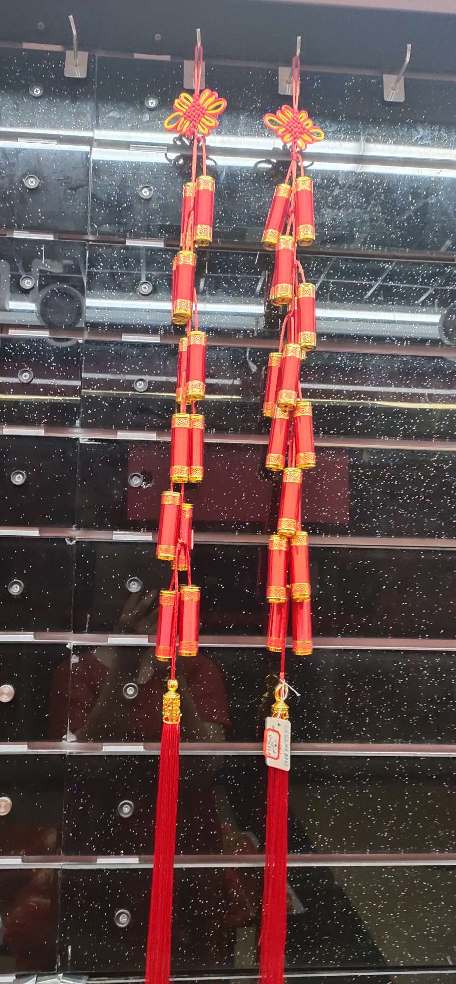 Cañón de seda de tamaño medio 16 cabezas colgantes cordones celebración de bodas y festividades suministros de fábrica de venta directa de muestras personalizado housewarming
