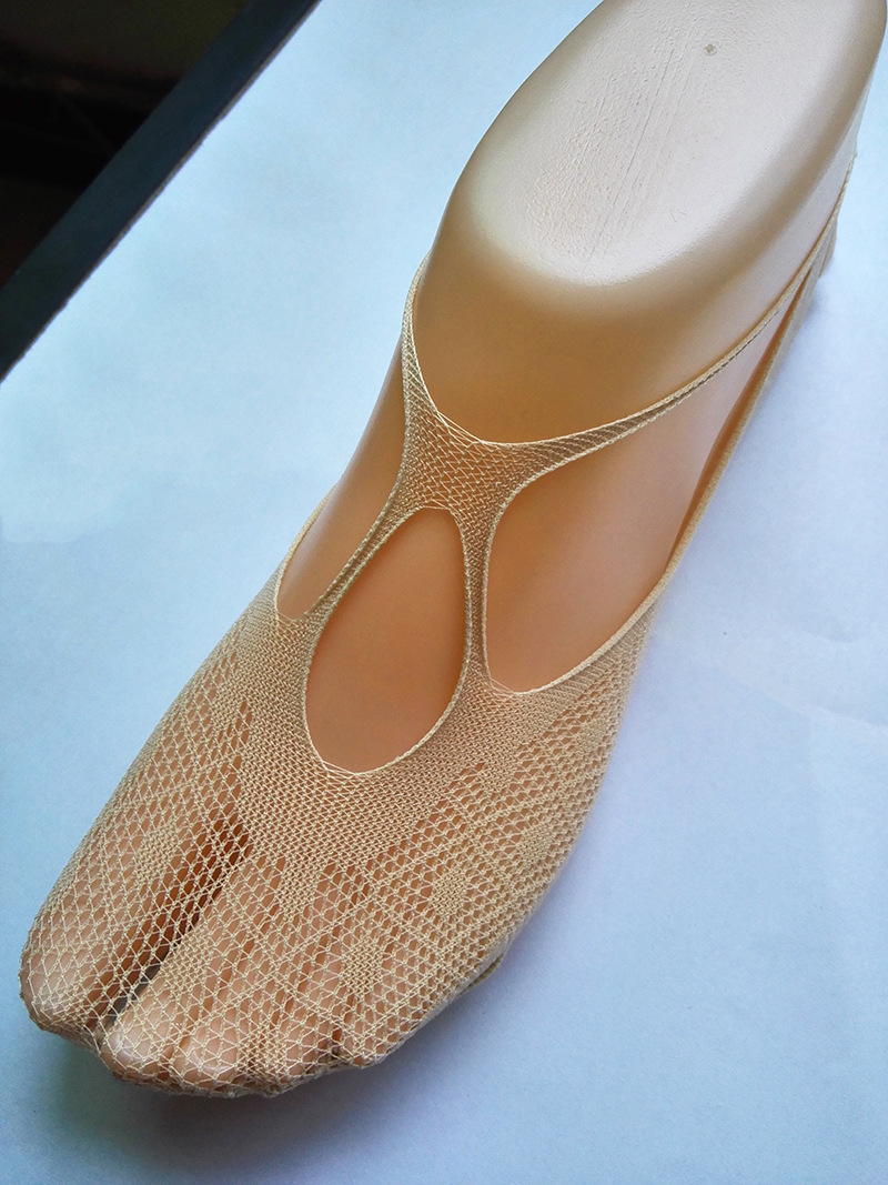 The manufacturer supplies popular cross-boat socks, halter straps, invisible boat socks and fashionable anti-hook women's socks on Taobao. Wholesale in Yiwu Application Scenario