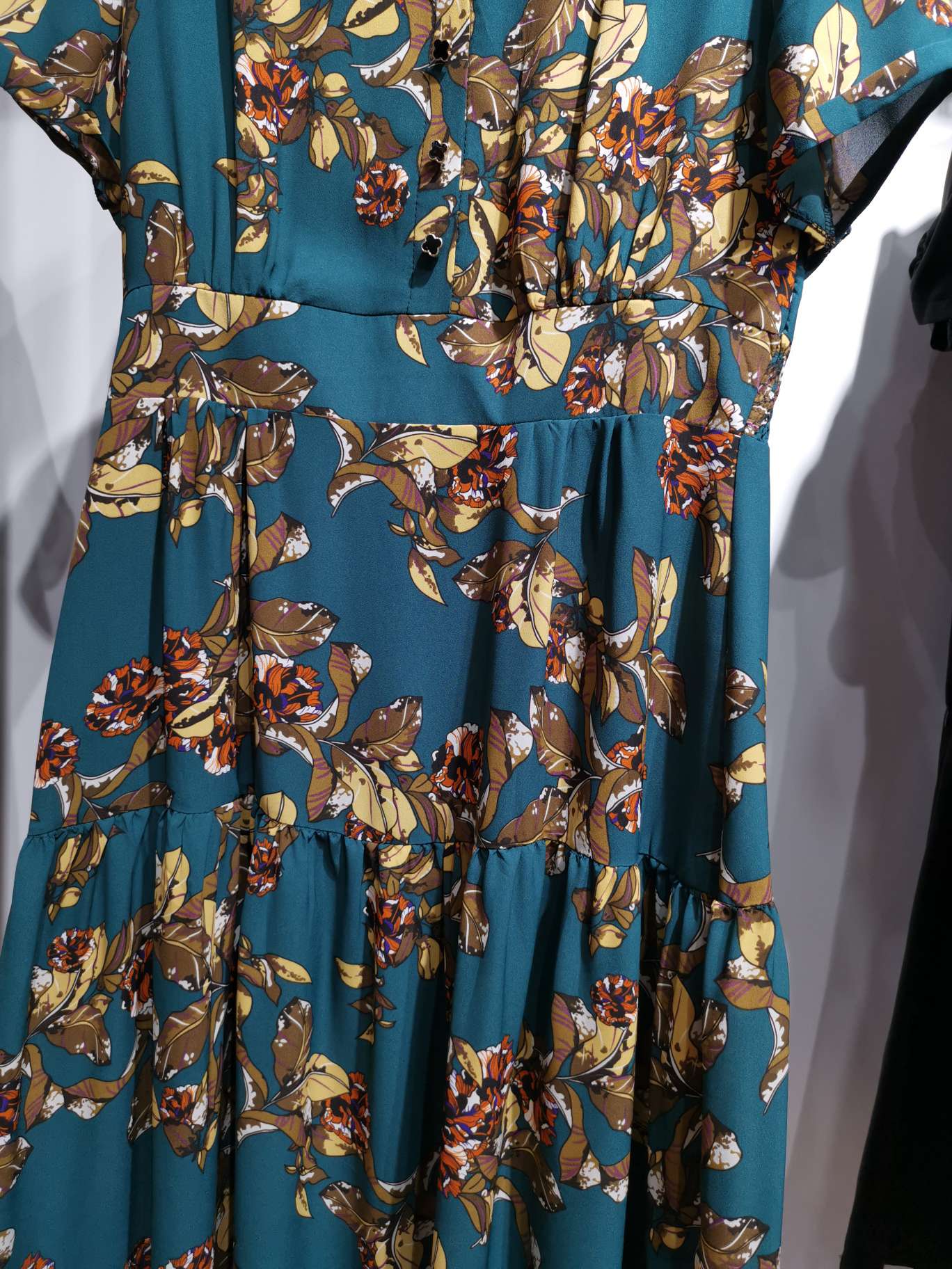Fashionable shirt collar, waist-cinching long dress details Picture