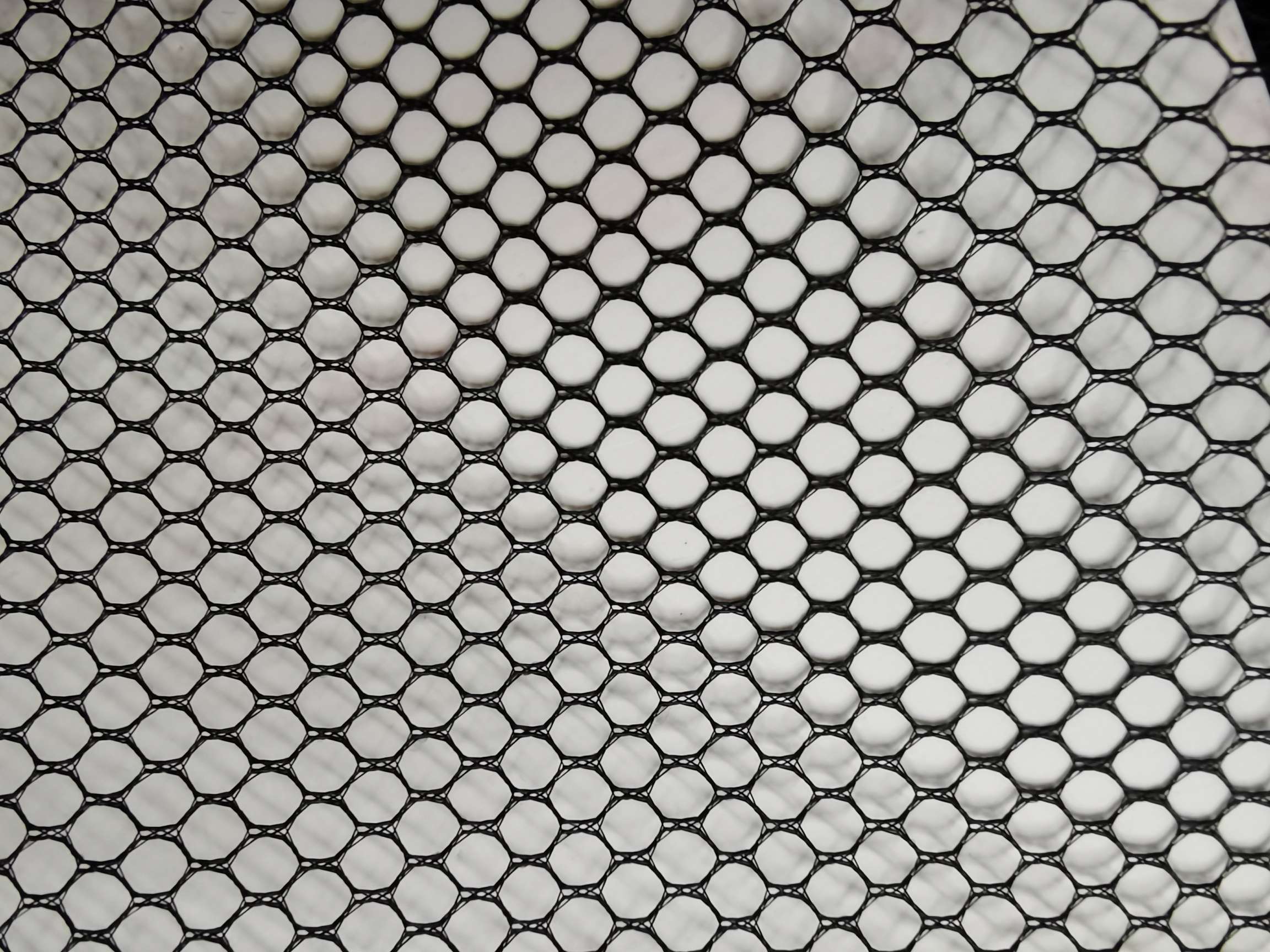 Hexagonal mesh fabric is used as the fabric for luggage and accessories