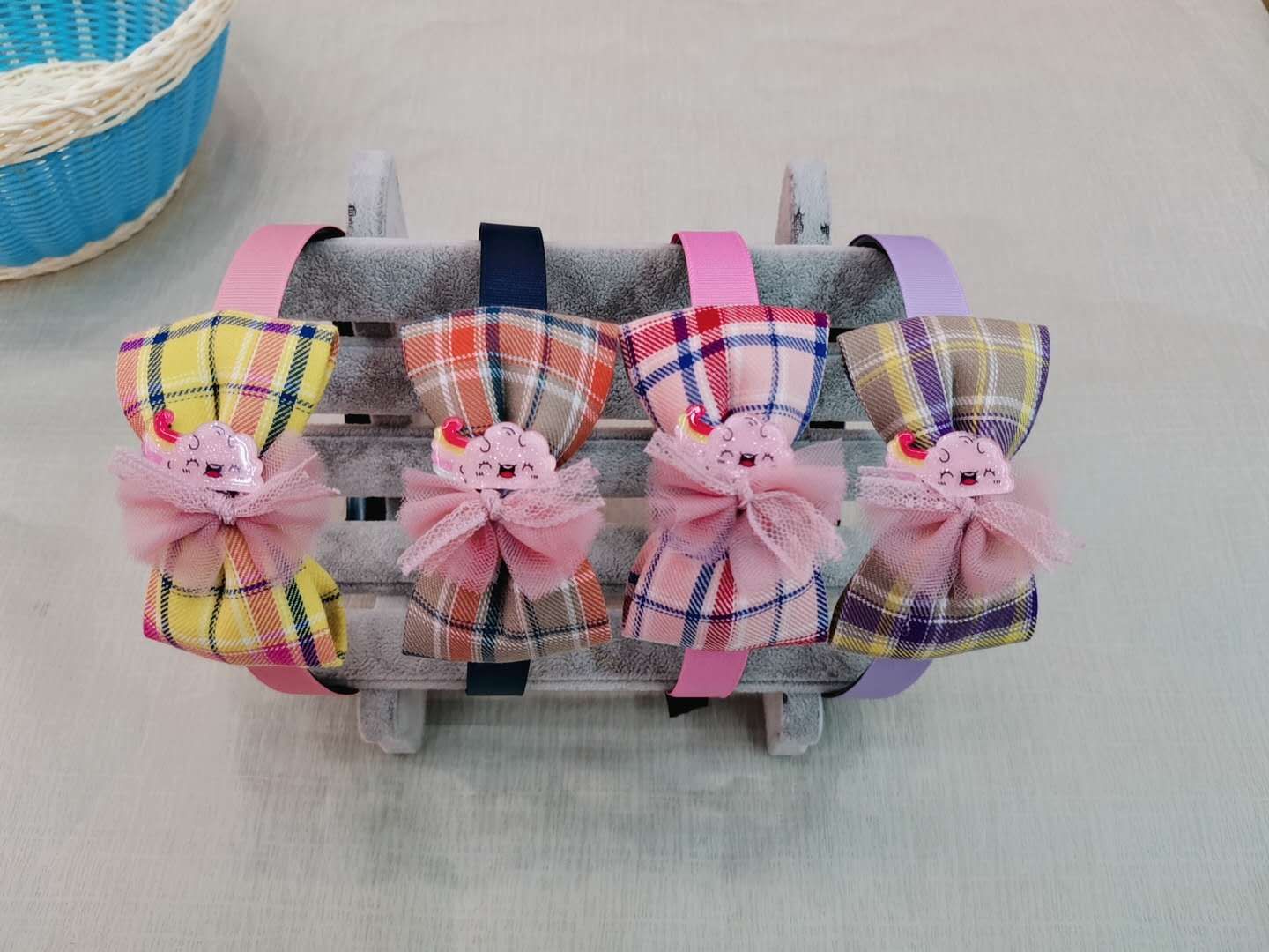 Children's hair bands are elegant and stylish, with bright colors