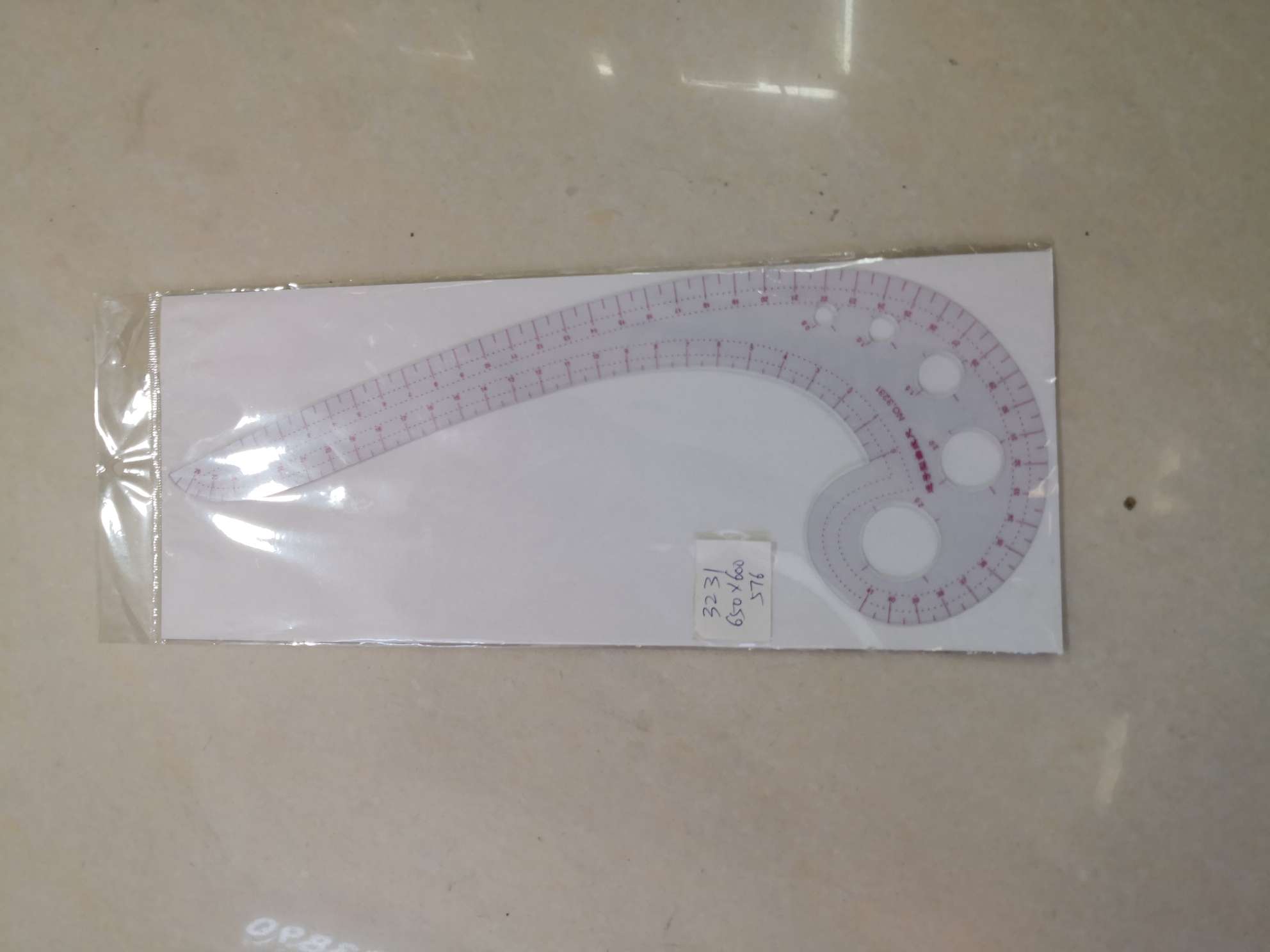 The transparent clothing ruler is suitable for cutting and cutting clothes