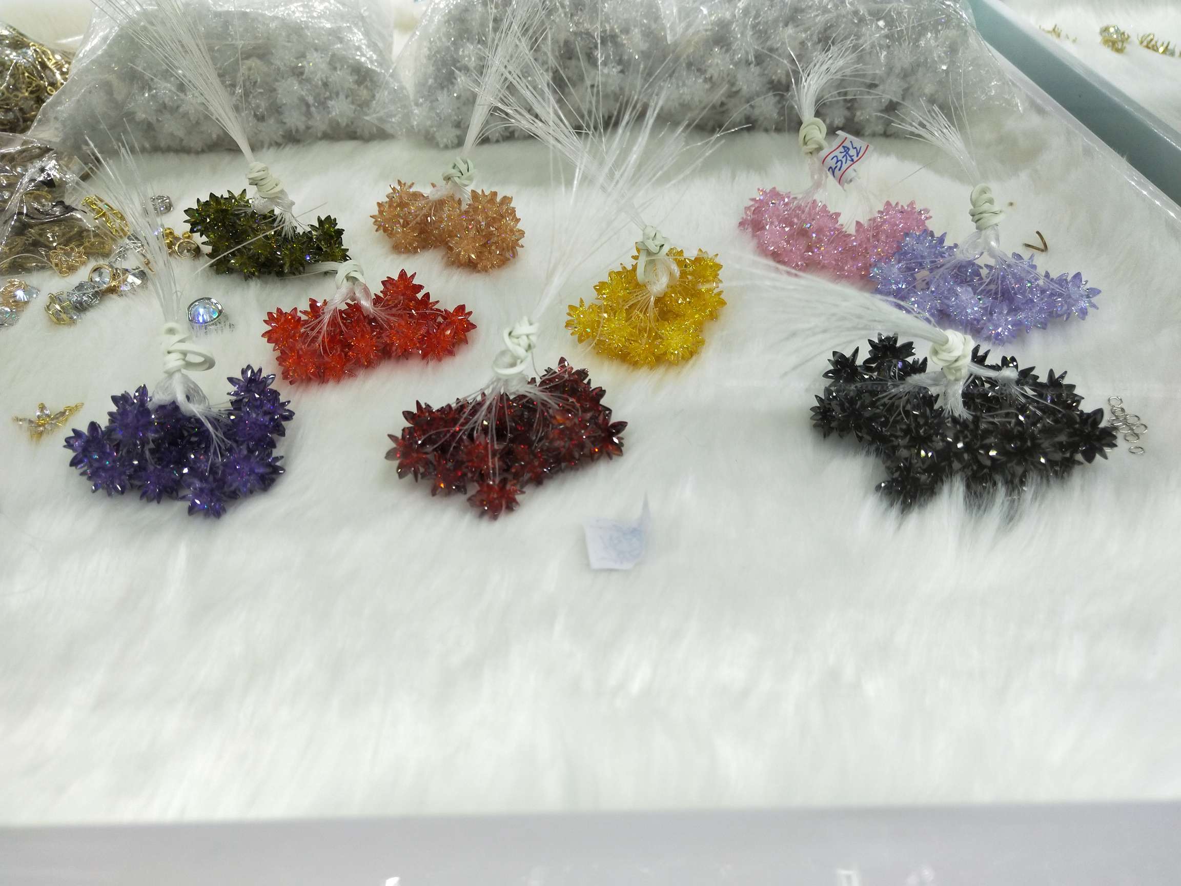 The ice flower ball, a colorful Xinyao jewelry accessory, is a popular DIY product that is cute and charming Specification image