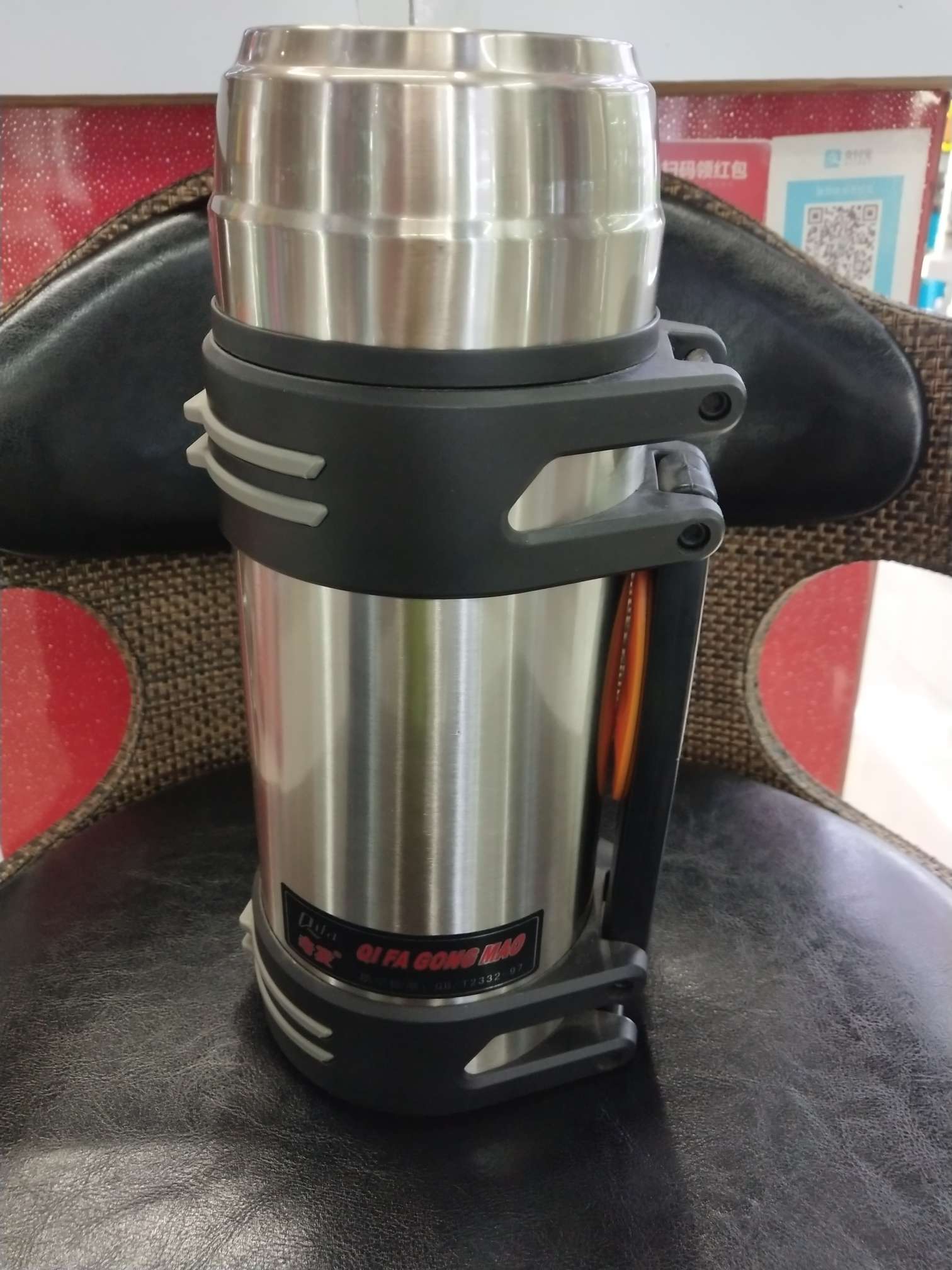 Vacuum insulation and cooling stainless steel travel pot thumbnail