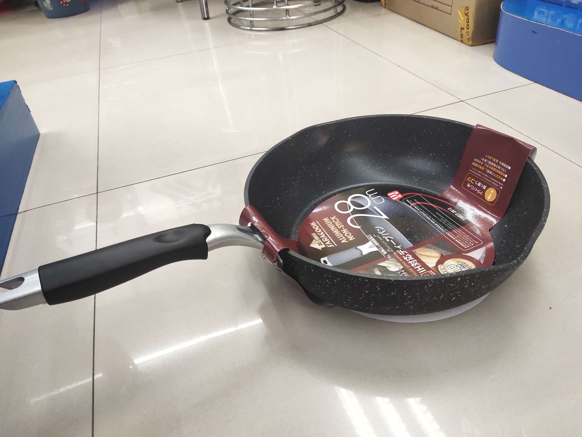 SARACOOK exports to Japan a 28cm tourmaline imitation die-cast non-stick pan with a spout and a double-bottom gas induction cooker, suitable for universal use