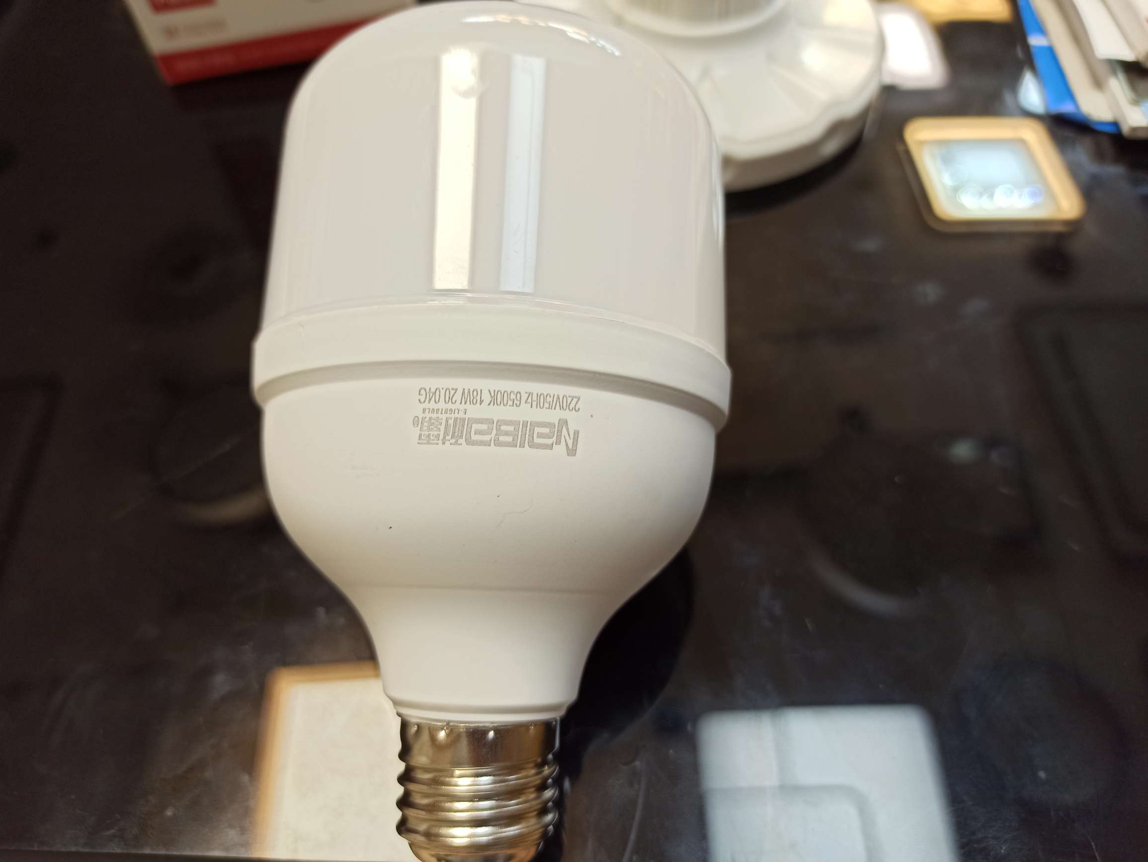 Photos of the 6th generation T-bulb 18W LED from Naiba are not harmful to the eyes. The quality of the lamp is guaranteed undefined