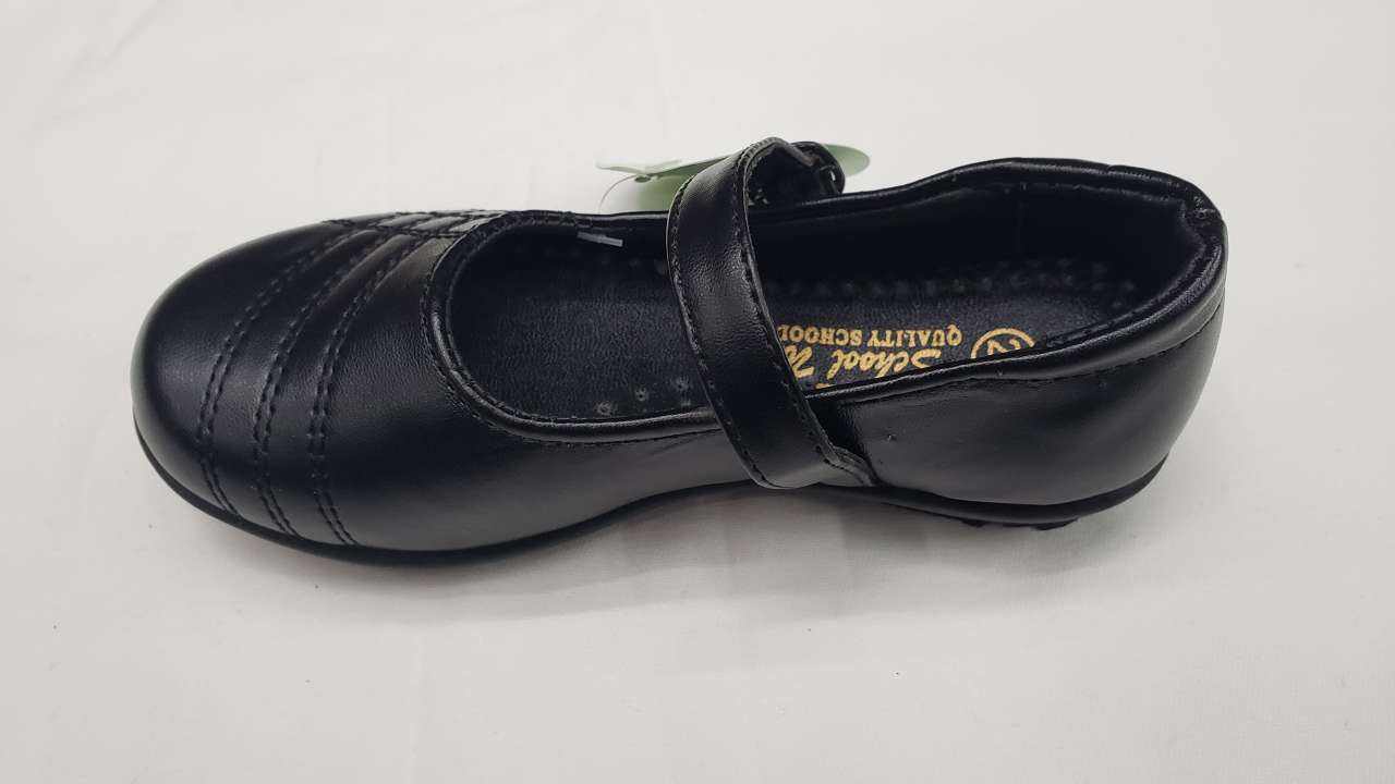 Black-soled injection-molded student leather shoes for women Application Scenario