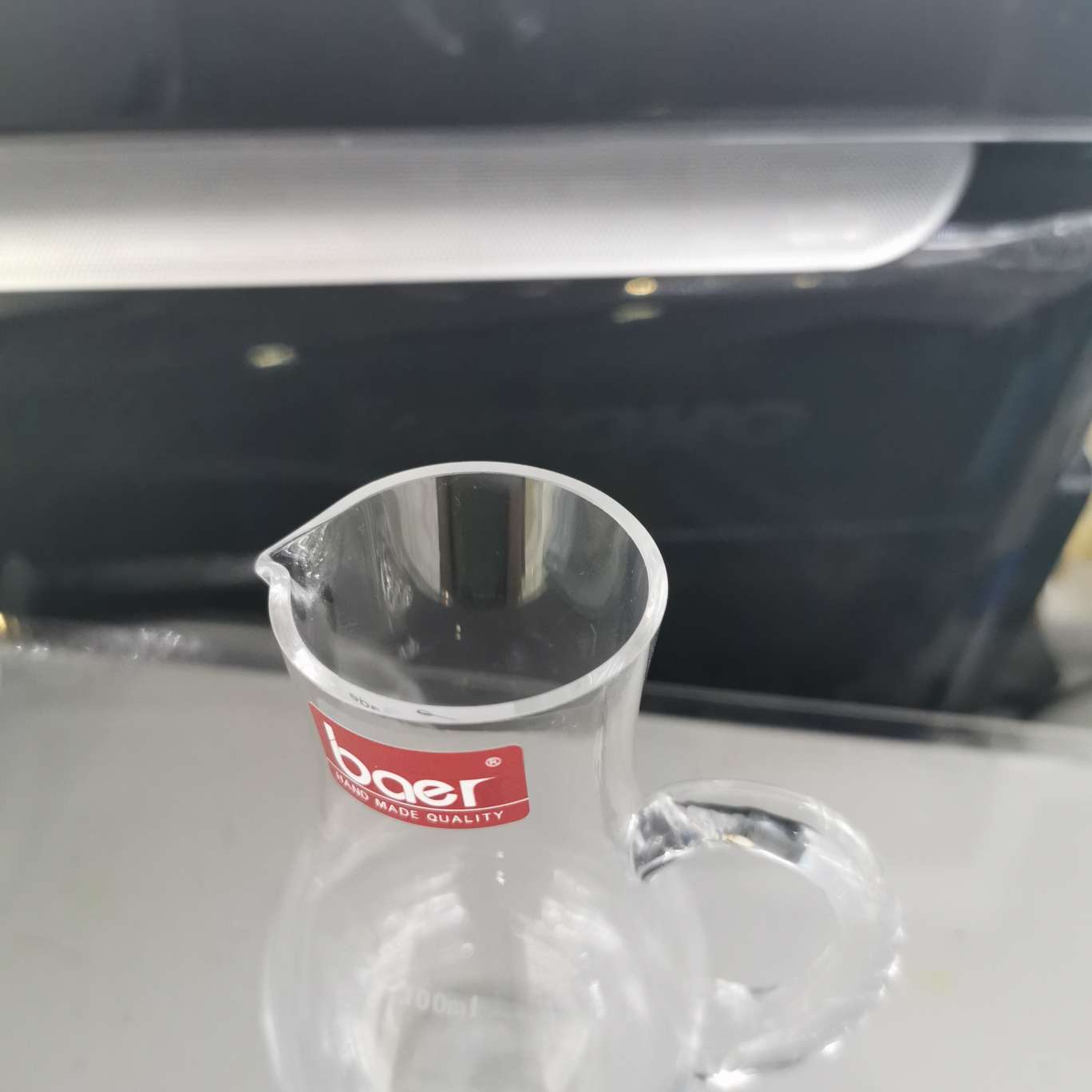 Crystal wine dispenser, white spirit wine dispenser, home and hotel creative glass wine dispenser, wine pouring device Application Scenario