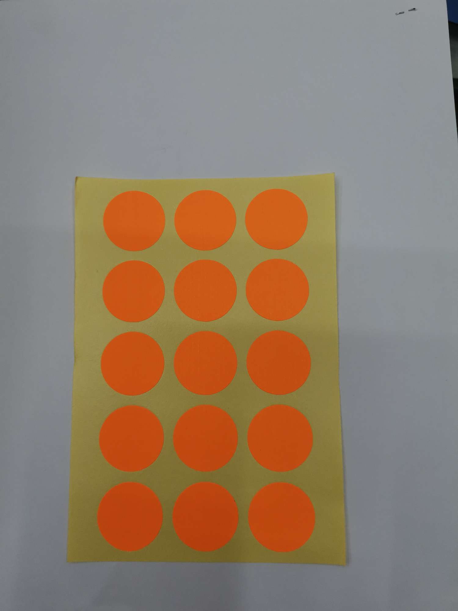2.5cm圆形荧光不干胶橙色不干胶橙色光图