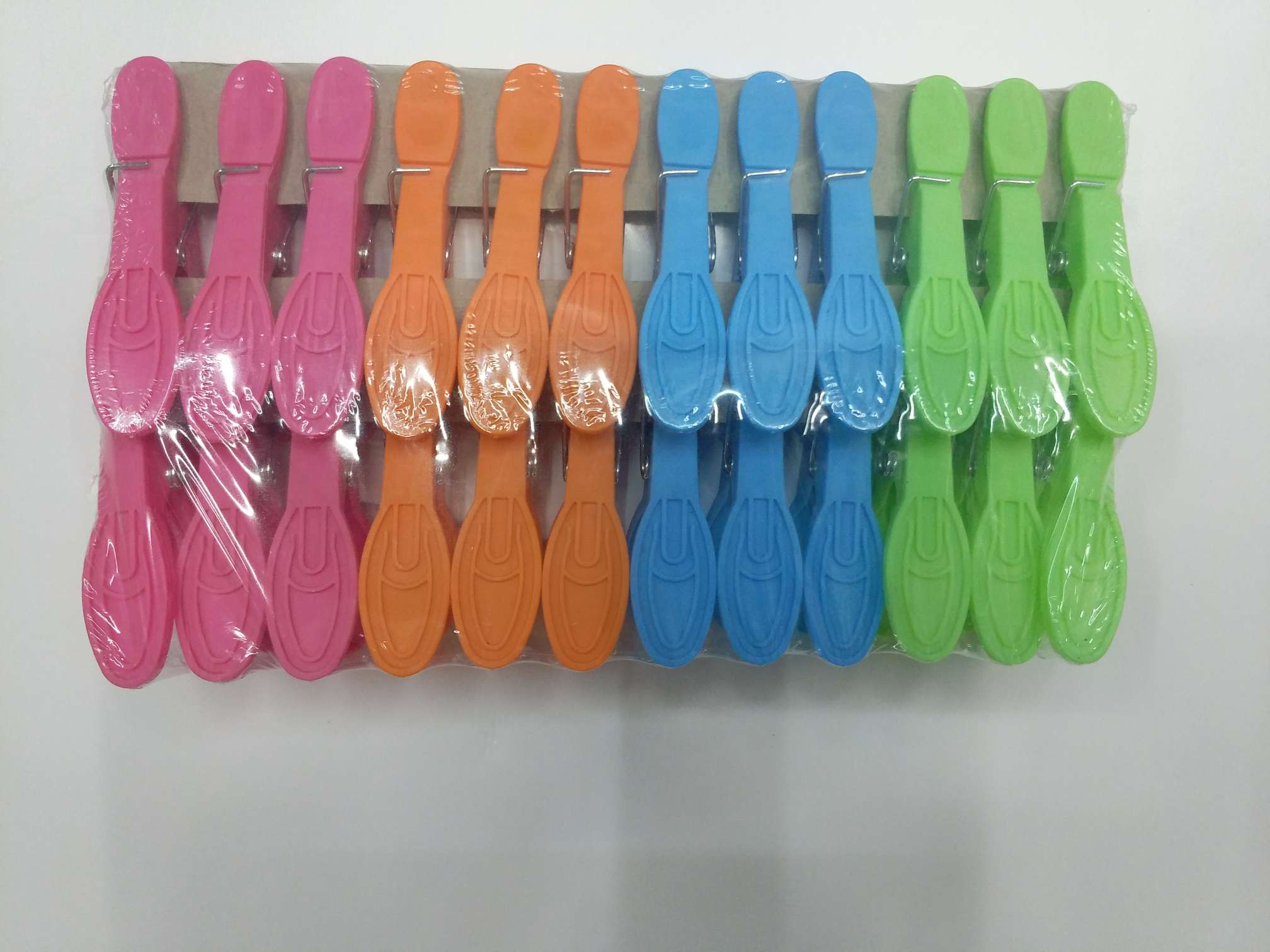 厂家直销时尚环保塑料材质大枫叶夹子强力夹白底实物图