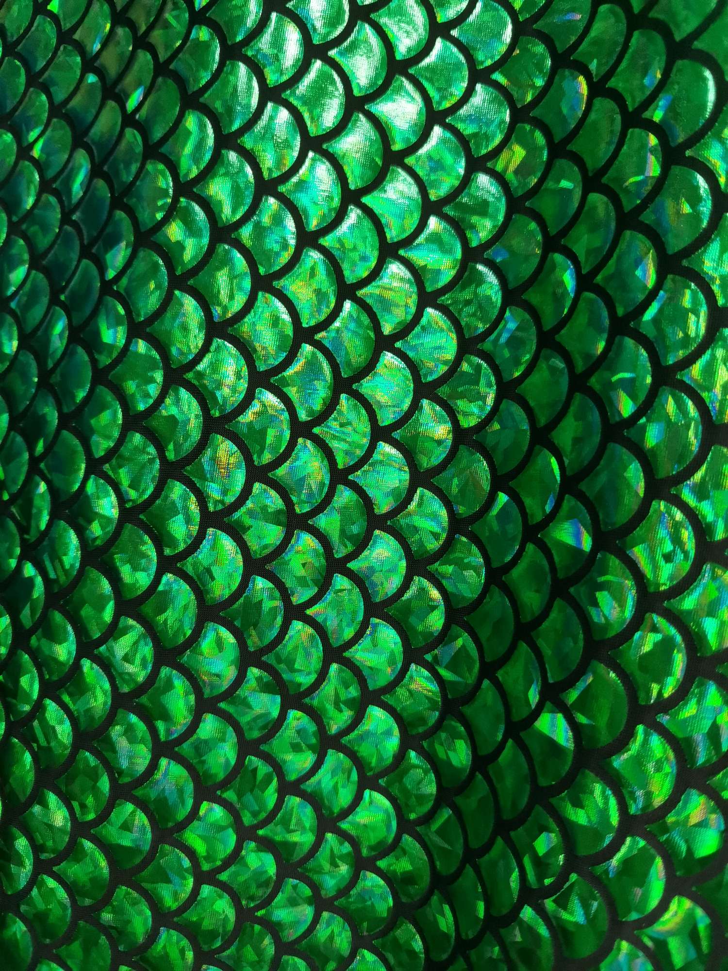 Spandex black background green broken glass flower fish scale factory direct sales, wholesale and retail in stock. For orders, please consult