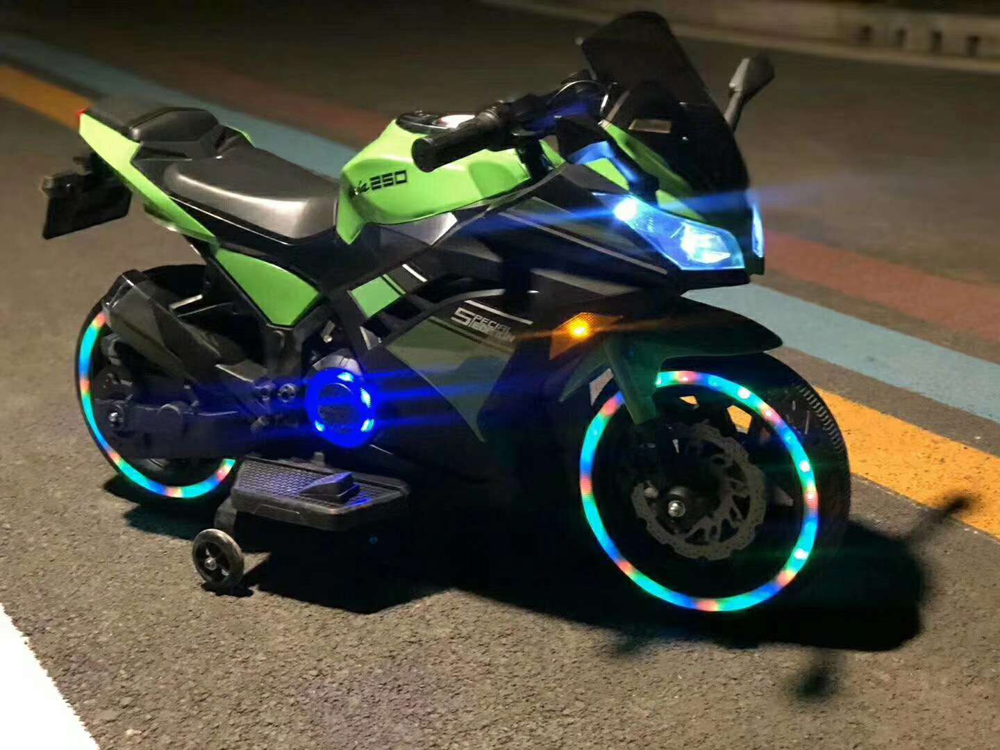 儿童新款轮子带灯摩托车