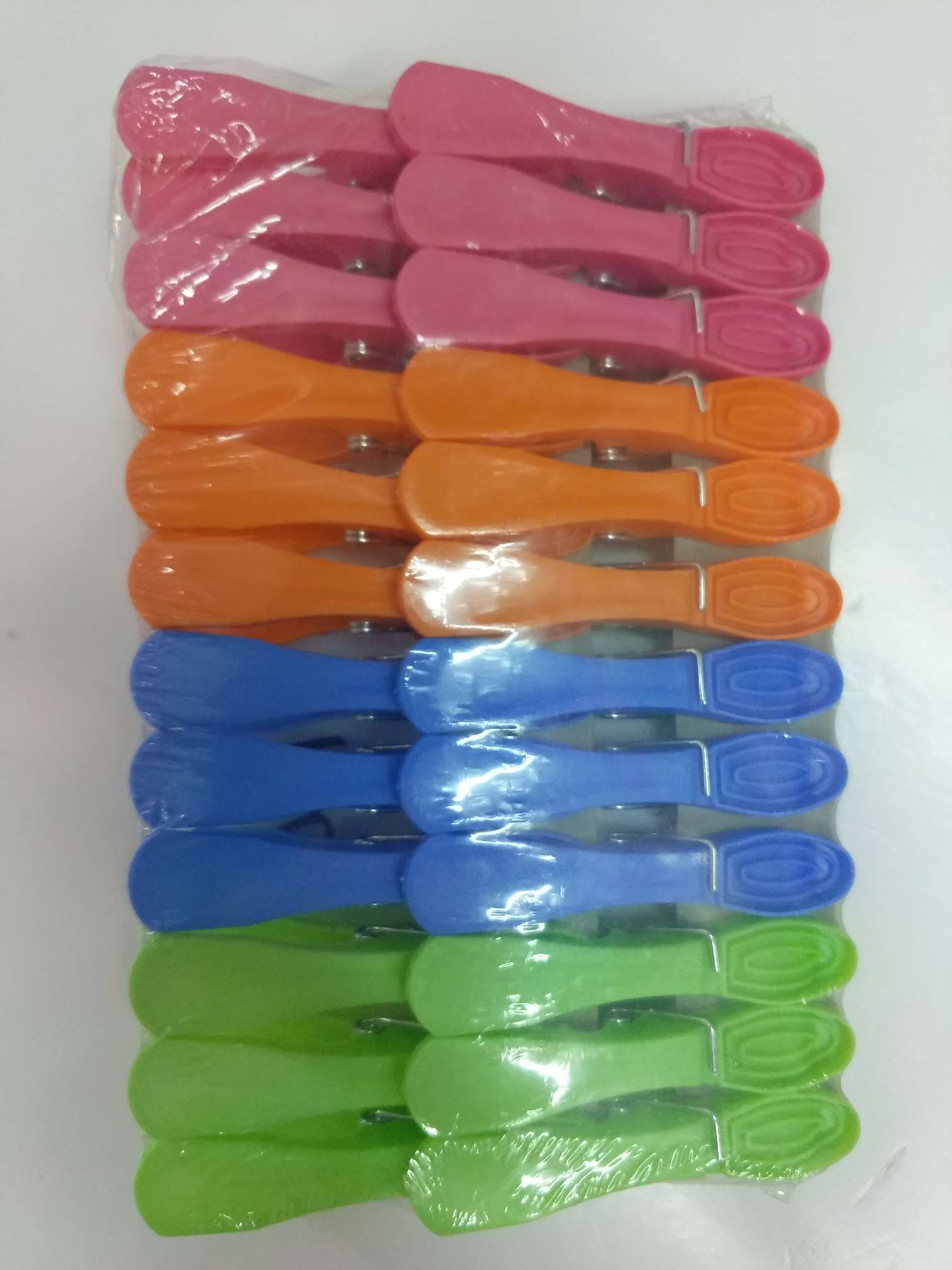 厂家直销时尚环保大枫叶夹子塑料夹子袜子夹白底实物图