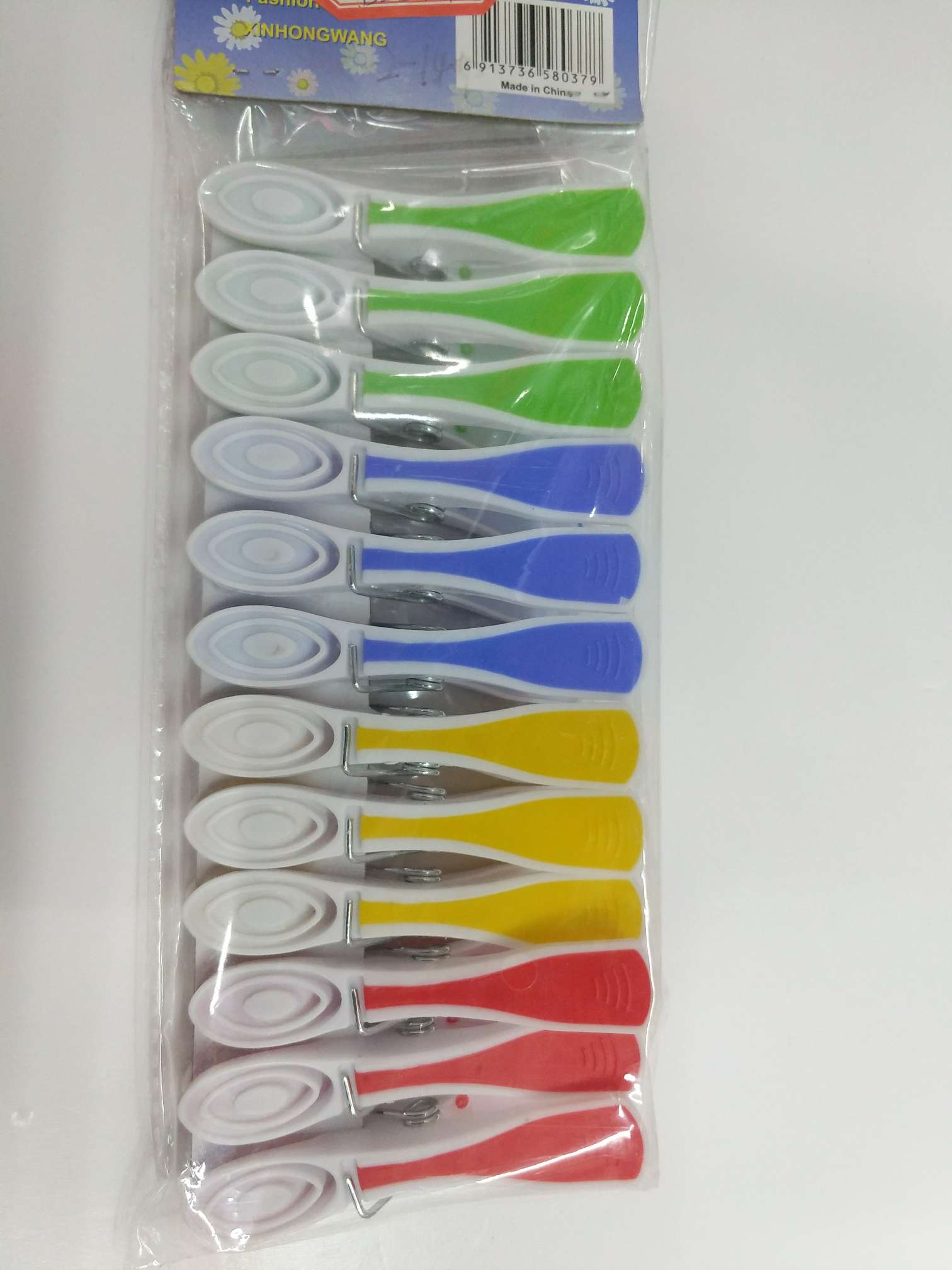 厂家直销，时尚环保塑料材质梅花双色夹子塑料夹子白底实物图