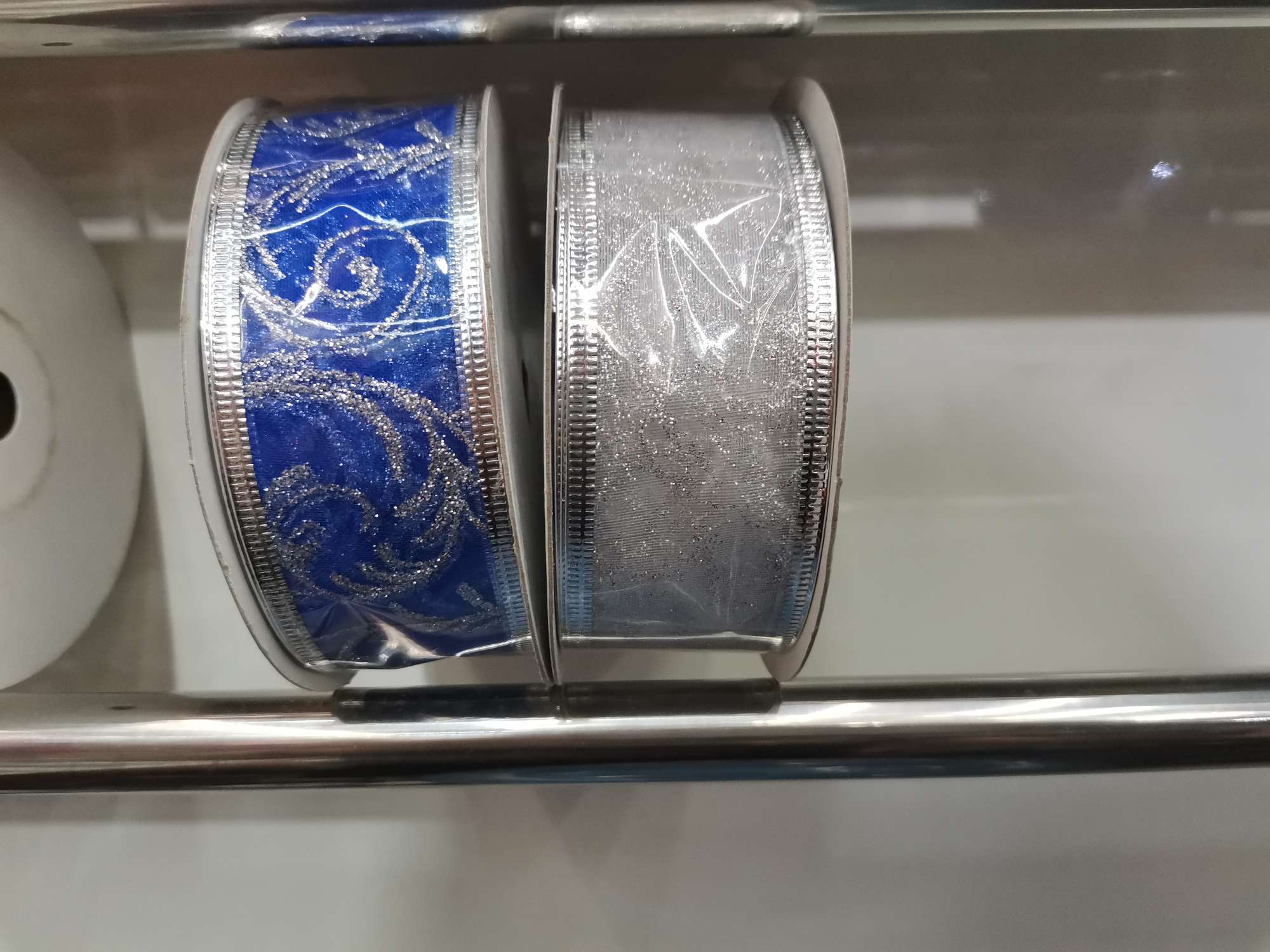 The yarn is covered with gold powder