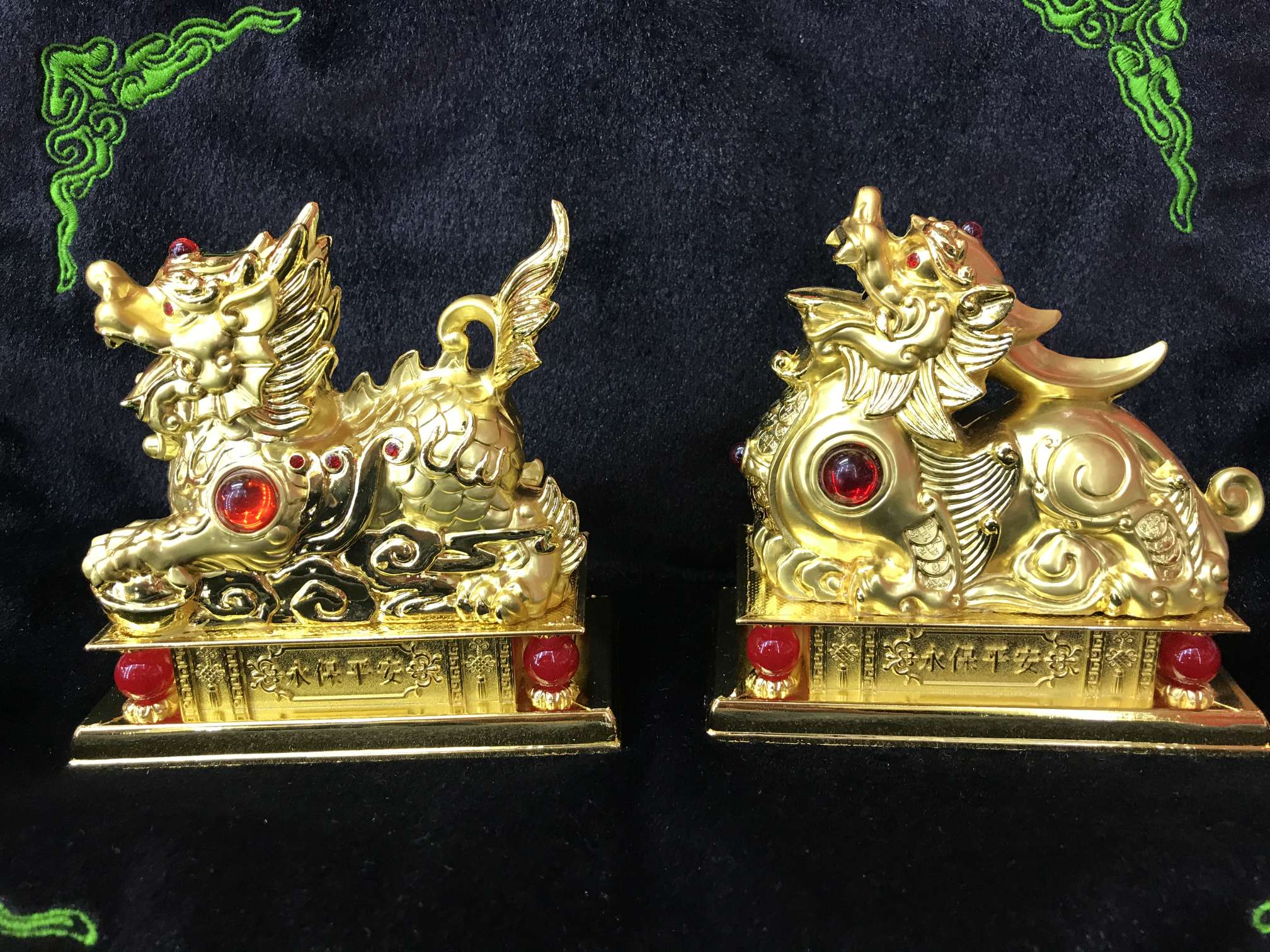 Alloy car ornaments undefined