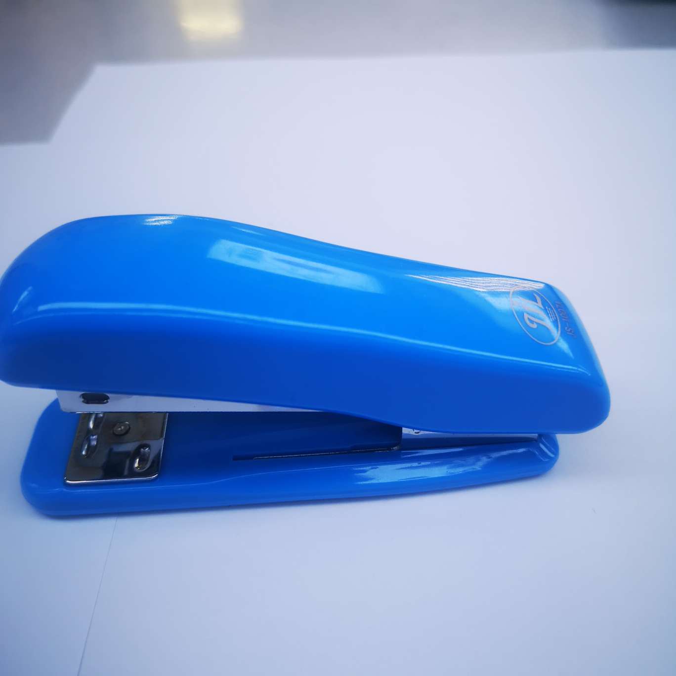 JS1007A stapler, 120 pieces per piece, mixed color, suitable for 24/6 uniform needles, can fix 20-30 pages of paper. The product size is 11.5*3*5.3 Specification image