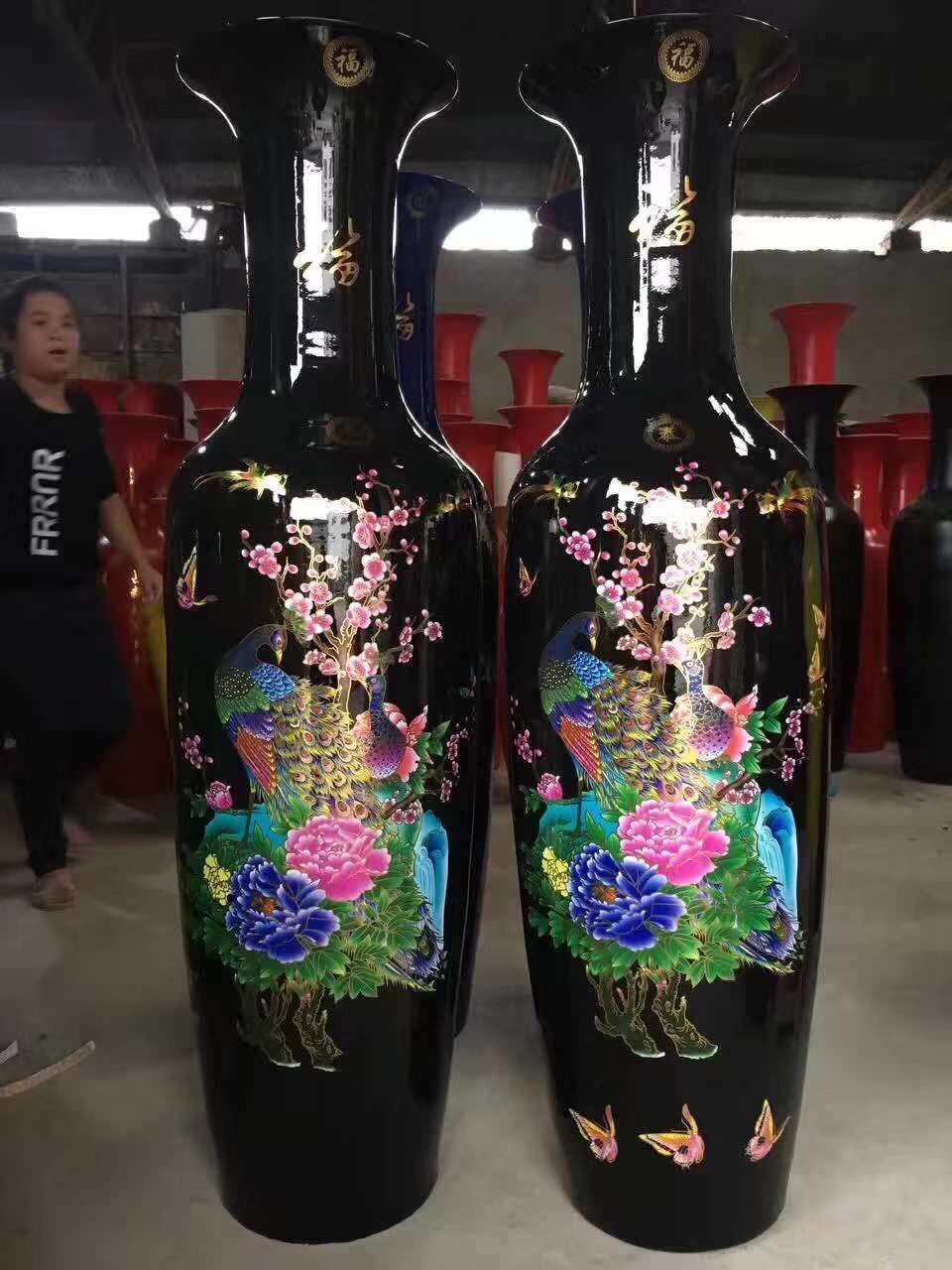Large 120cm floor-to-ceiling vase in black
