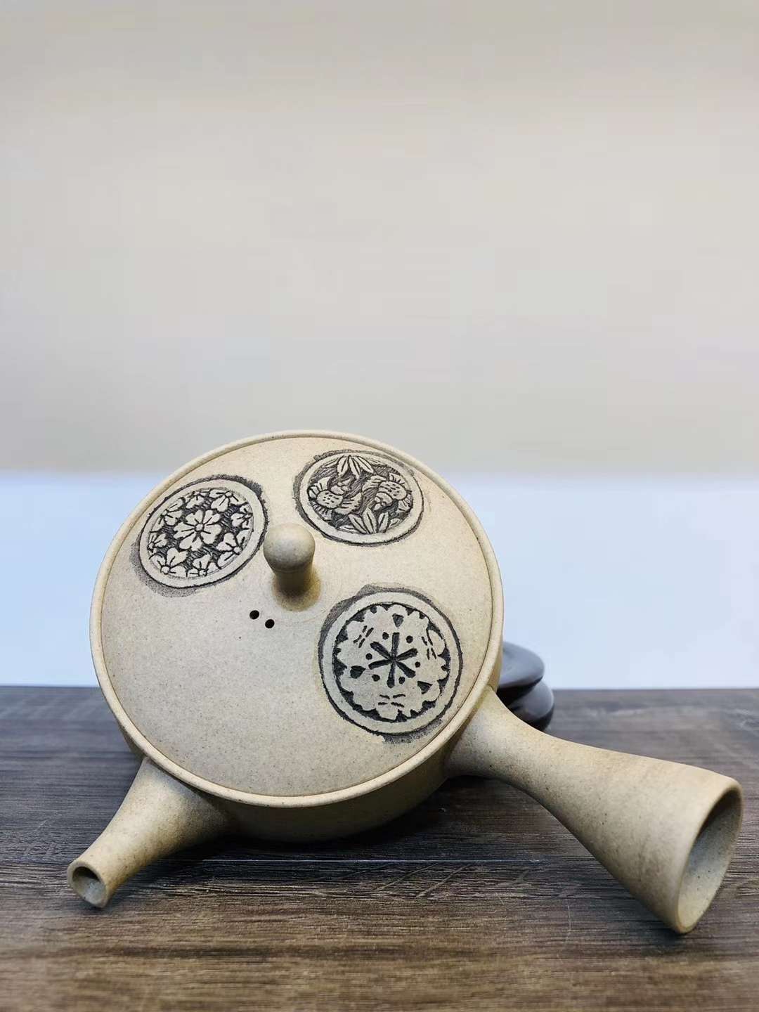 【白泥烧缔雕刻切立丸纹】——梅原功吏造
壶的实际重量请咨询详情图9