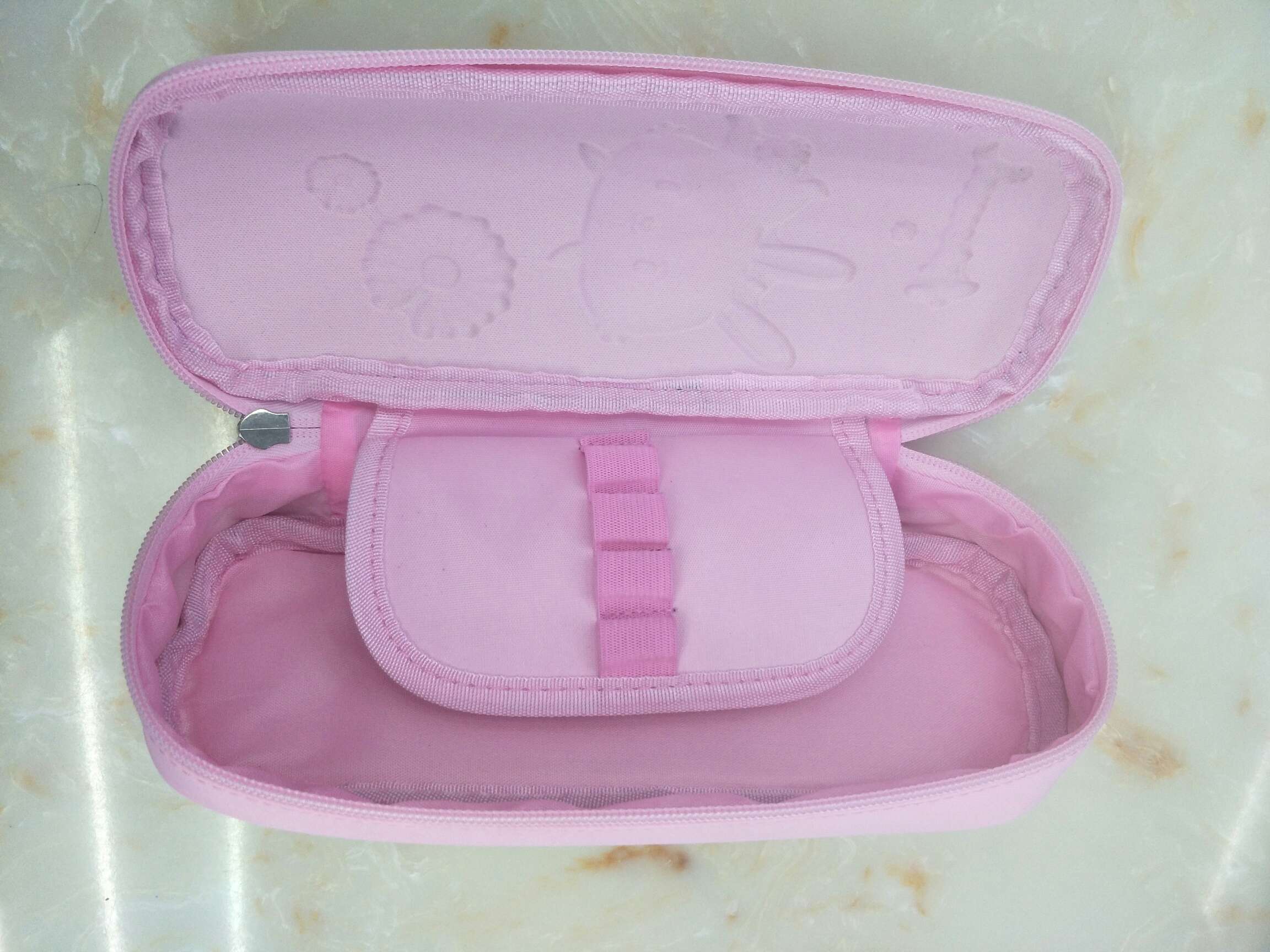 卡通凹凸设计潮流笔袋，喜欢的可以先咨询客服细节图