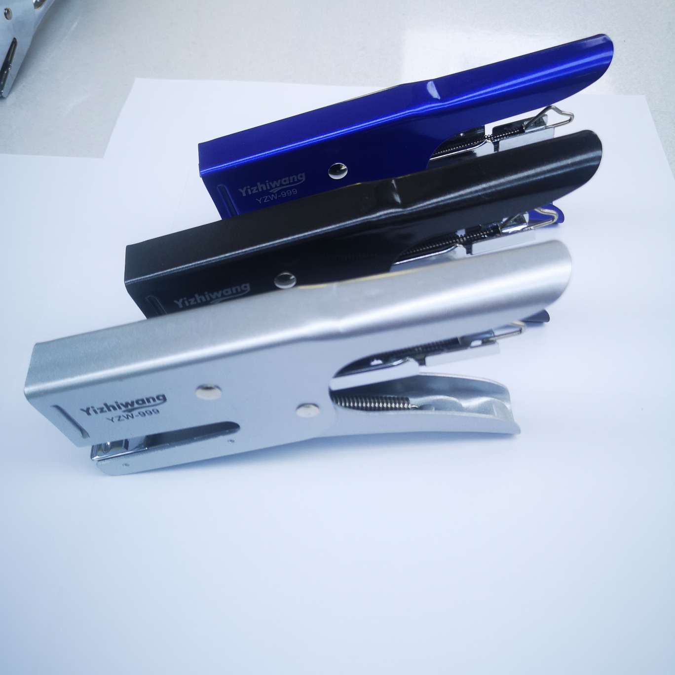 Yizhi King 999 color spray-painted stapler, 60 pieces per piece, mixed in three colors, suitable for 24/6 staples, can fix 20-30 pages of paper. The product size is 16.5*8.5*2