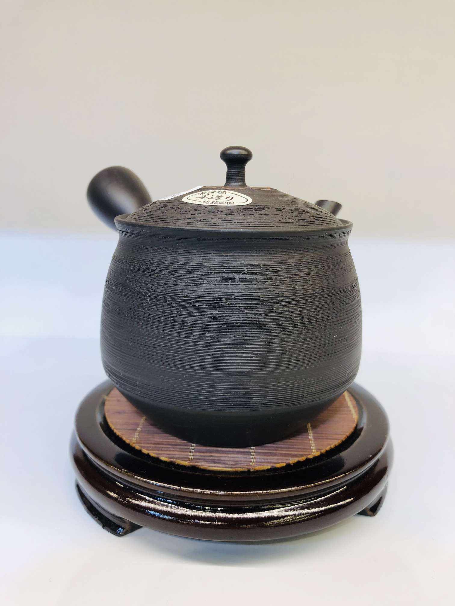 日本常滑烧三代北龙（梅原タツオ）
黑泥松皮侧把急须壶
容量：约350毫升
实际重量请咨询