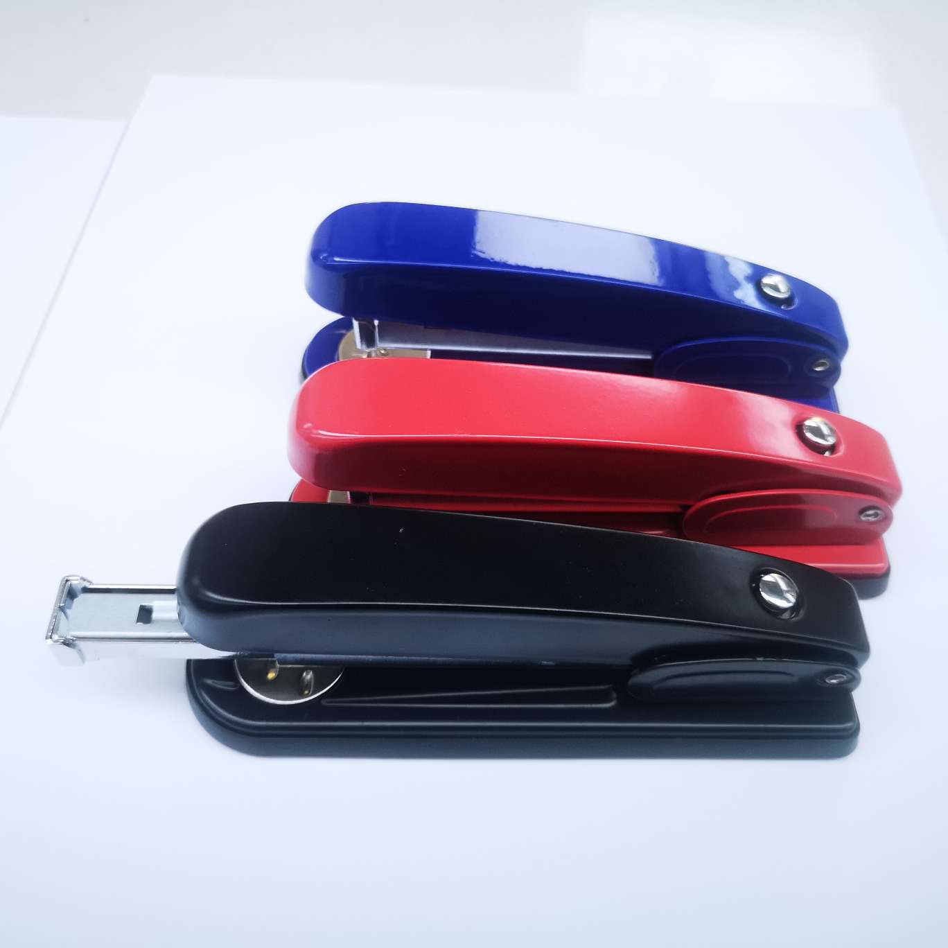 Yizhi King 666 stapler, 72 pieces per piece, suitable for 24/6 uniform needles, can fix 20-30 pages of paper, labor-saving stapler undefined