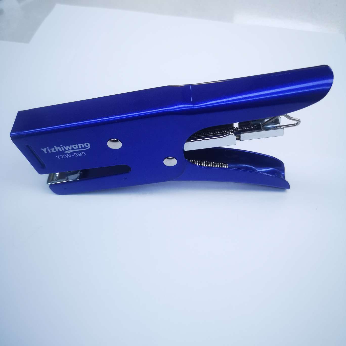Yizhi King 999 color spray-painted stapler, 60 pieces per piece, mixed in three colors, suitable for 24/6 staples, can fix 20-30 pages of paper. The product size is 16.5*8.5*2 Application Scenario