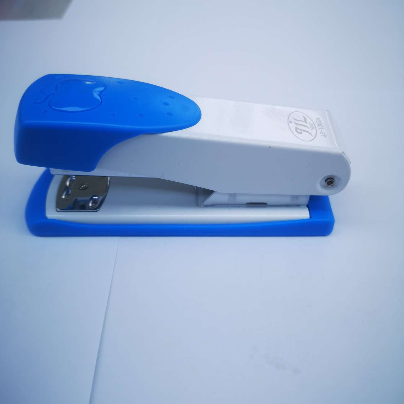 JS1009A stapler, 120 pieces per piece, mixed color, suitable for 24/6 uniform stapling, can sew 20-30 pages of paper, product size 12.2*3.5*5 Application Scenario