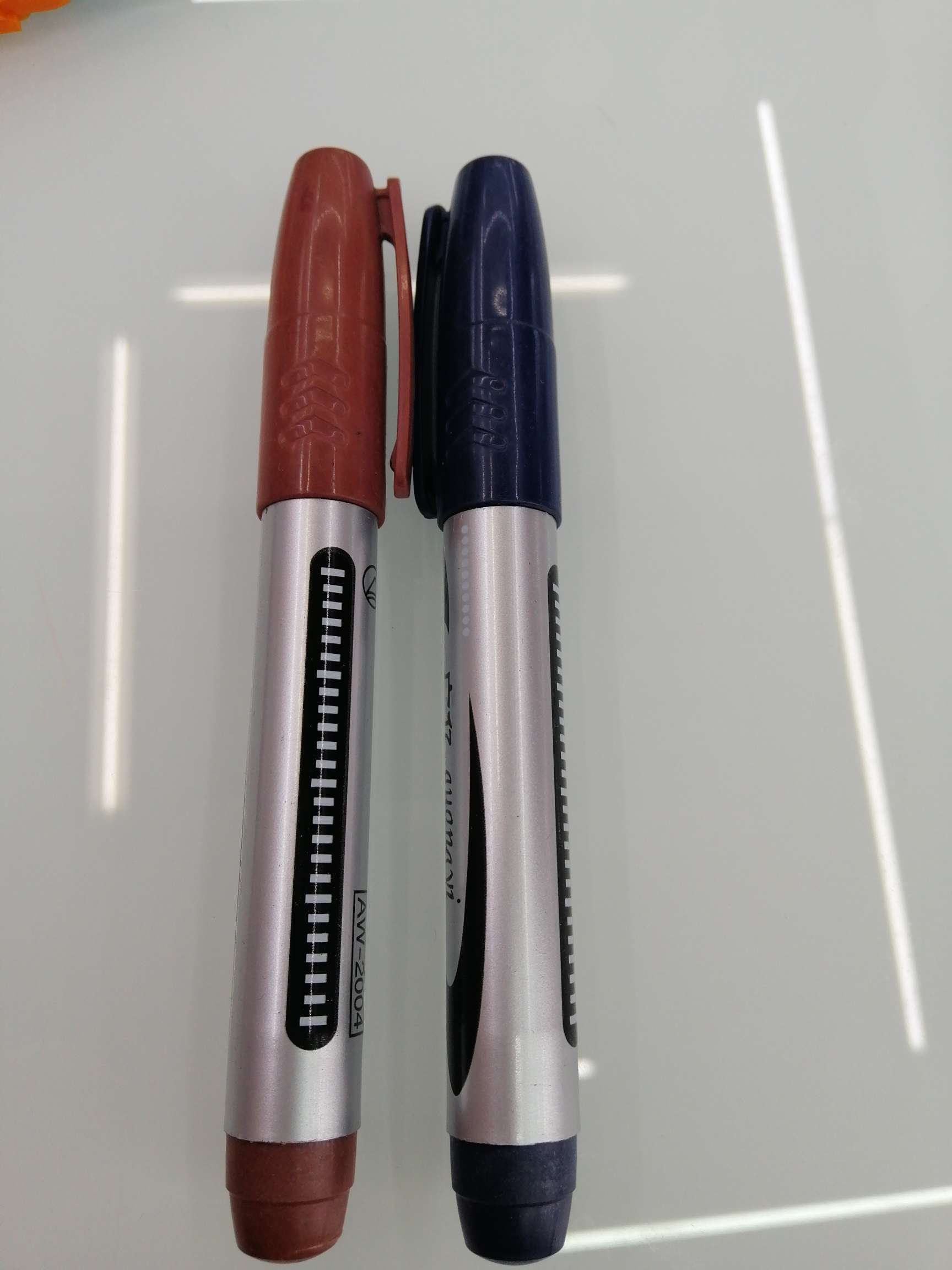 Yiwu Hanjia Stationery offers 12 black, blue and red marker pens in small packages at a low price Specification drawing