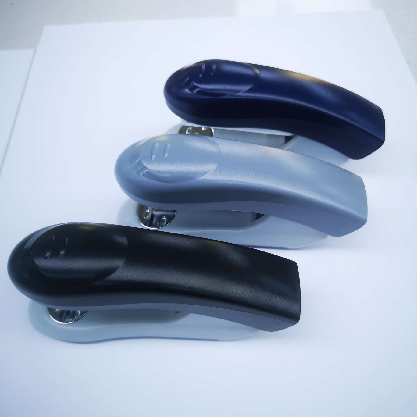 益智王604订书机，适用于24/6针，可定纸张20-30页，一件72个，每件混色白底实物图