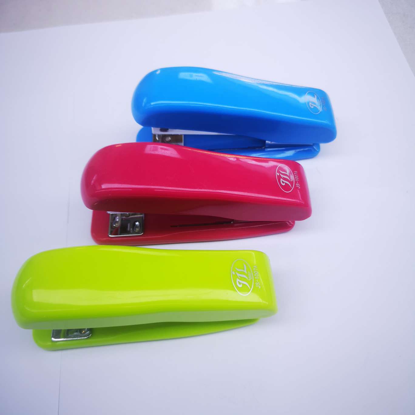 JS1007A stapler, 120 pieces per piece, mixed color, suitable for 24/6 uniform needles, can fix 20-30 pages of paper. The product size is 11.5*3*5.3 Item Picture
