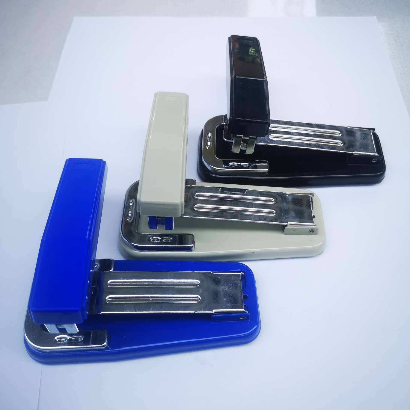 js1208a订书机，360℃旋转，一件72个，混色，24/6钉子，可定纸张20-30张，产品尺寸13.8*6*6.5详情图6