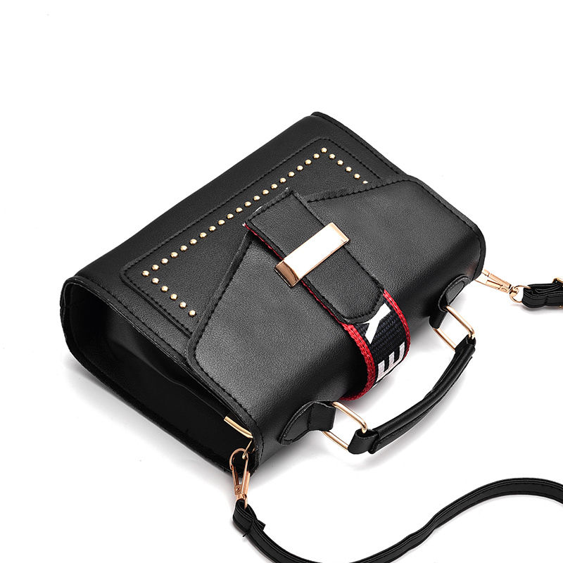 新款织带手提包女士铆钉个性斜挎包白底实物图