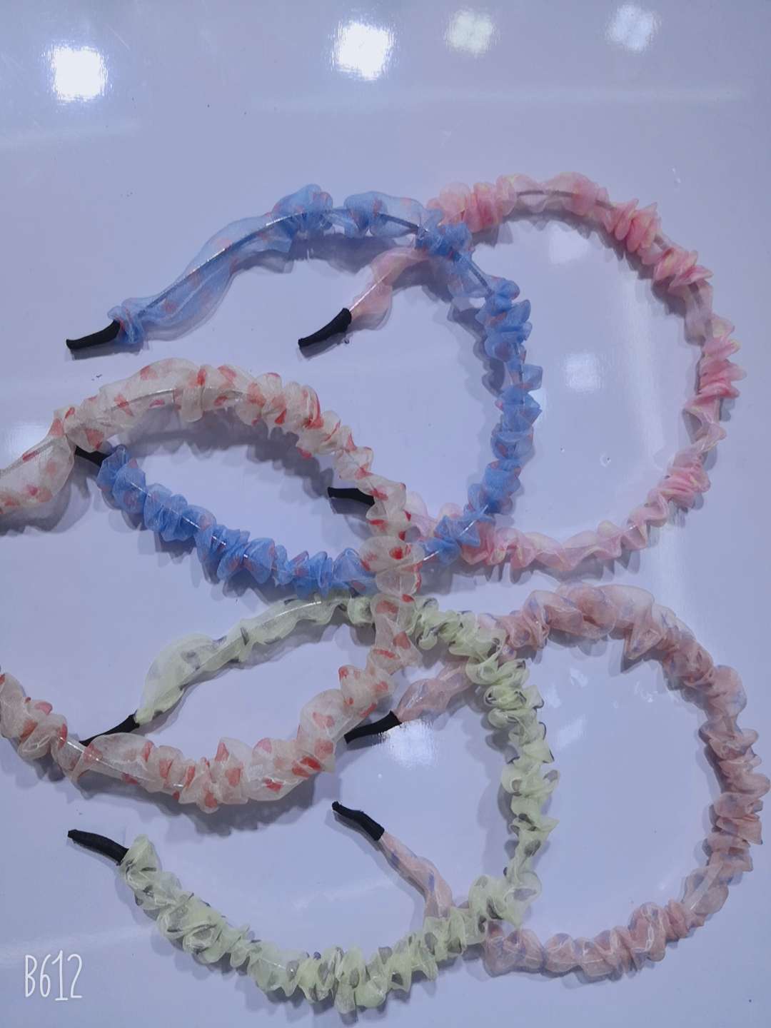 The new European-style iron headband with a simple and elegant European-style "Little Heart Beauty Wrinkle"