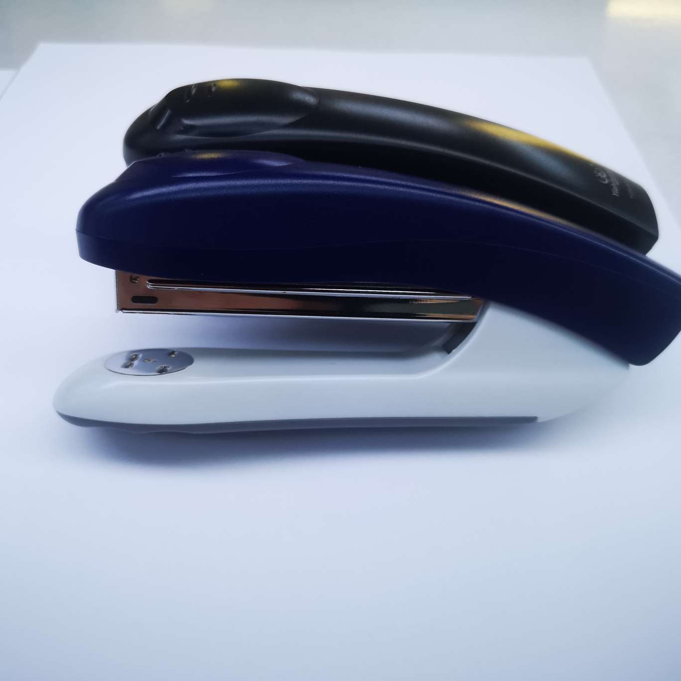 The Yizhi King 603 stapler is suitable for 24/6 uniform stitches. It comes in 72 pieces per piece and is available in black, blue and gray. It can stitch 20 to 30 pages of paper. Item Picture