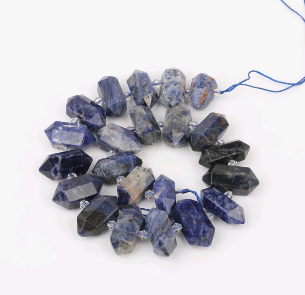 A 24-strand natural pink quartz double-dot loose beaded pendant necklace with diamond-tipped crystal beads Application Scenario