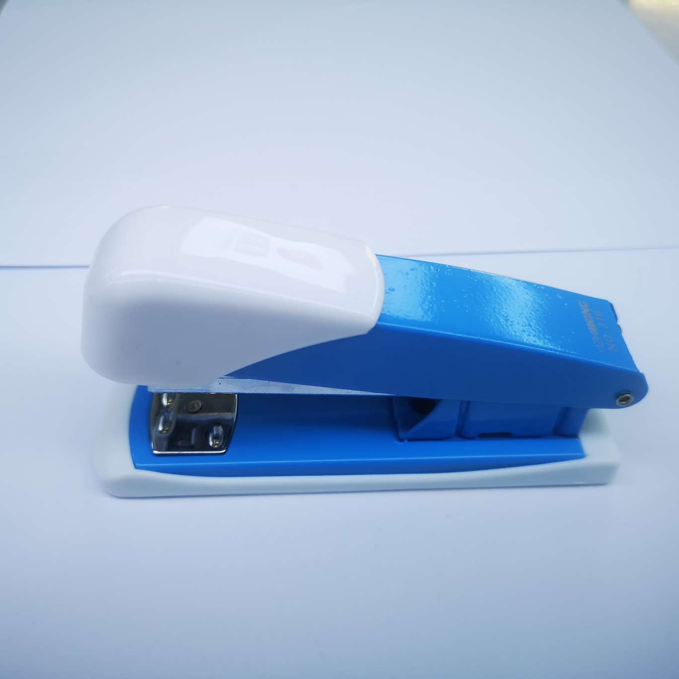 The Yizhiwang 316 stapler is suitable for uniform needles. It can accommodate 96 pieces per piece and can fix 20 to 30 pages of paper. details Picture