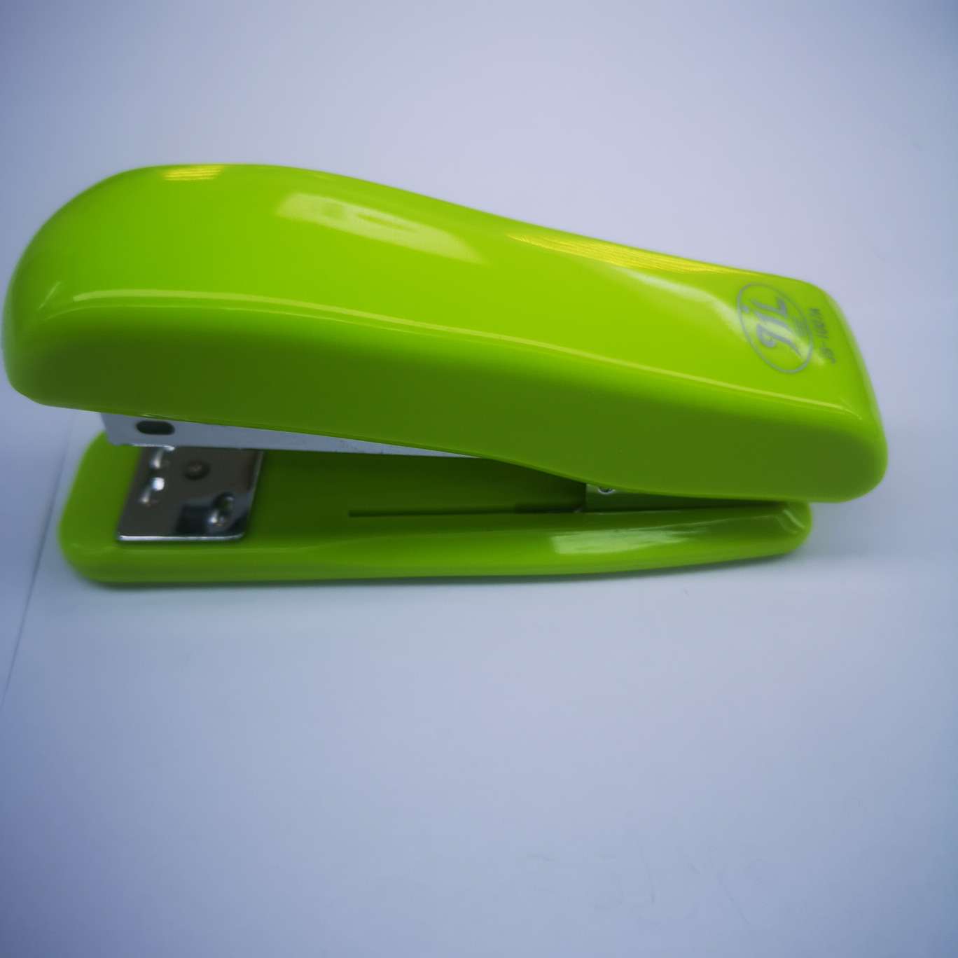 JS1007A stapler, 120 pieces per piece, mixed color, suitable for 24/6 uniform needles, can fix 20-30 pages of paper. The product size is 11.5*3*5.3 details Picture