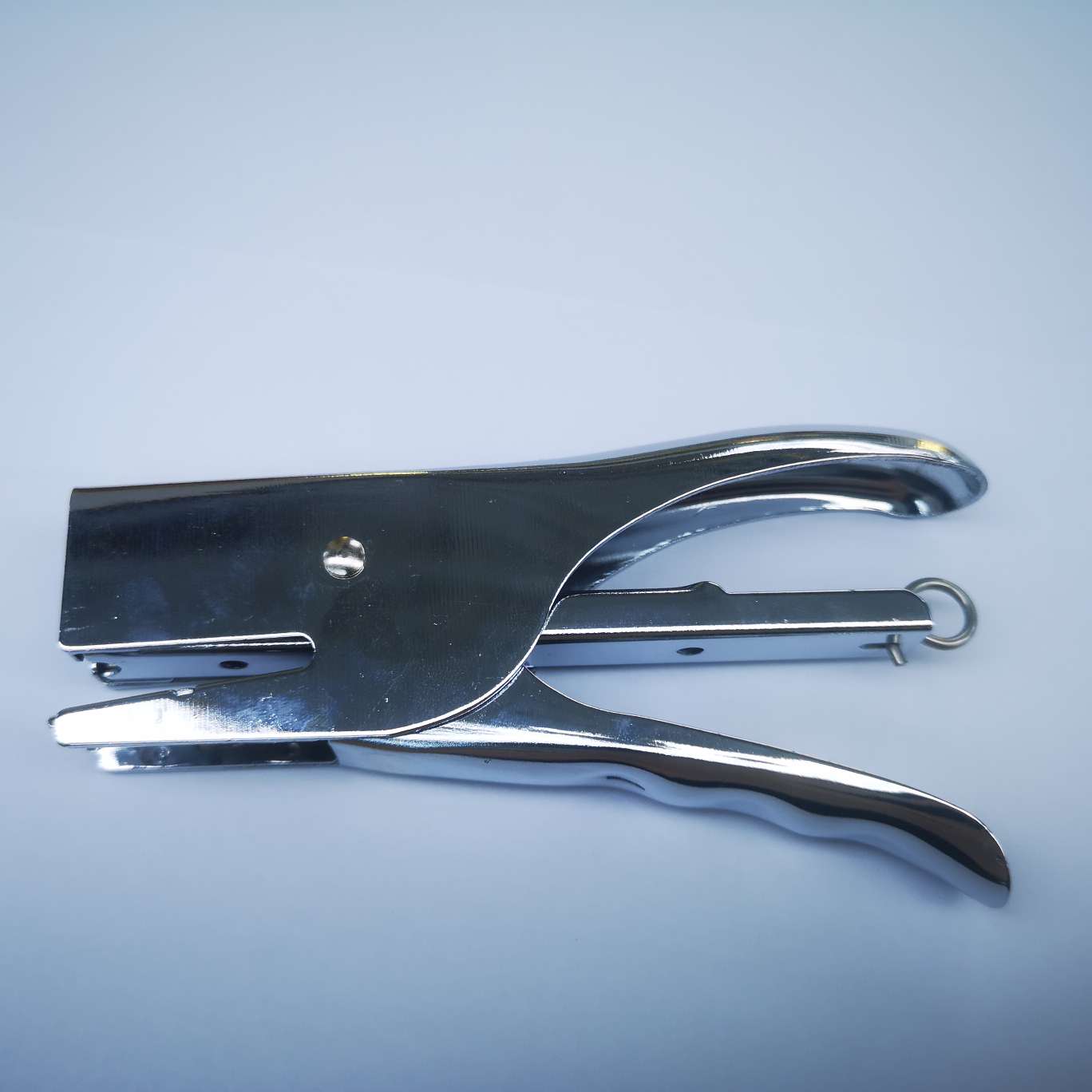 Yizhiwang 0135 stapler, stainless steel color, 96 pieces per piece, suitable for 24/6 staples, can staple 20-30 pages. The product size is 13.5*6.5*2 details Picture