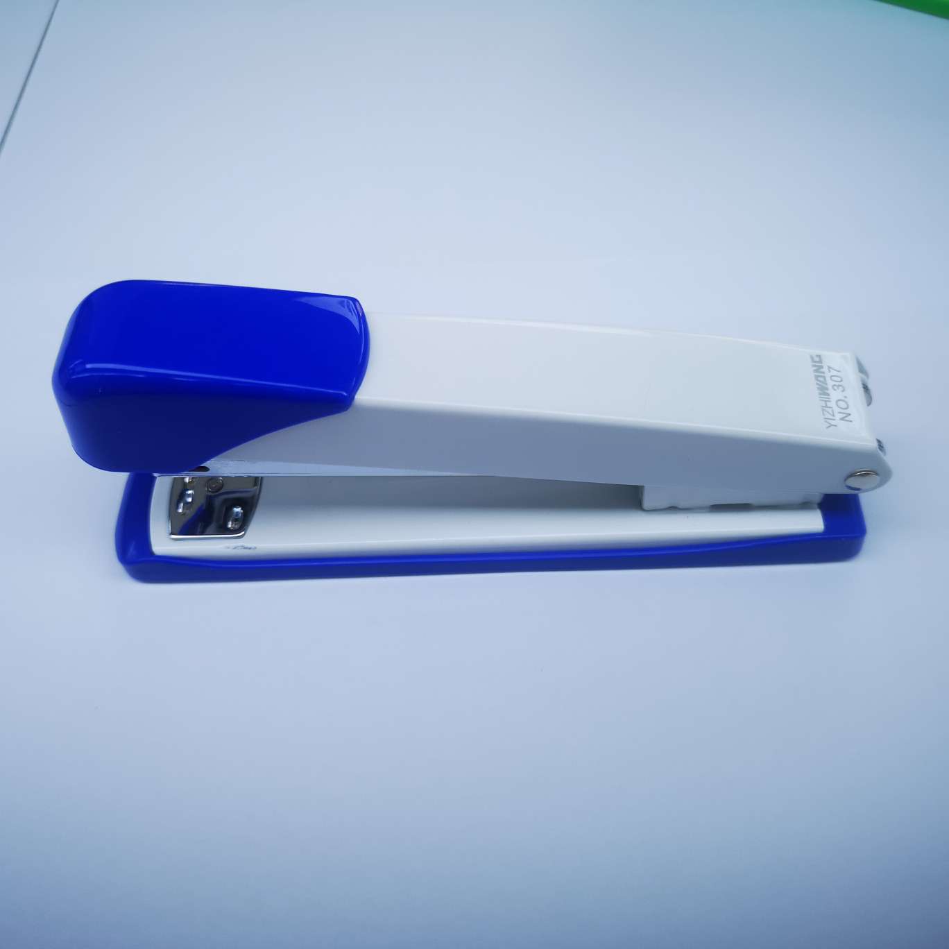 The Yizhiwang A307 stapler is suitable for 24/6 uniform stitches, with 72 pieces per piece and mixed colors for each piece. It can stitch 20 to 30 pages of paper. details Picture