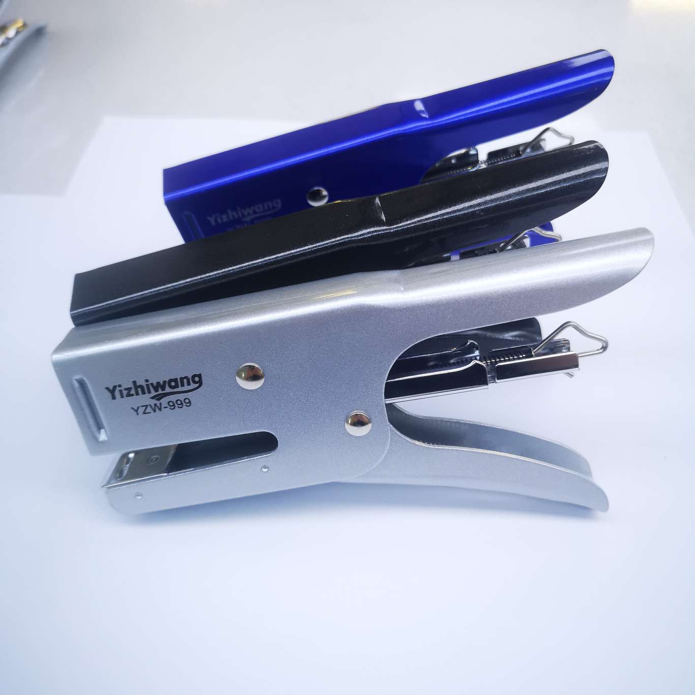 Yizhi King 999 color spray-painted stapler, 60 pieces per piece, mixed in three colors, suitable for 24/6 staples, can fix 20-30 pages of paper. The product size is 16.5*8.5*2 undefined