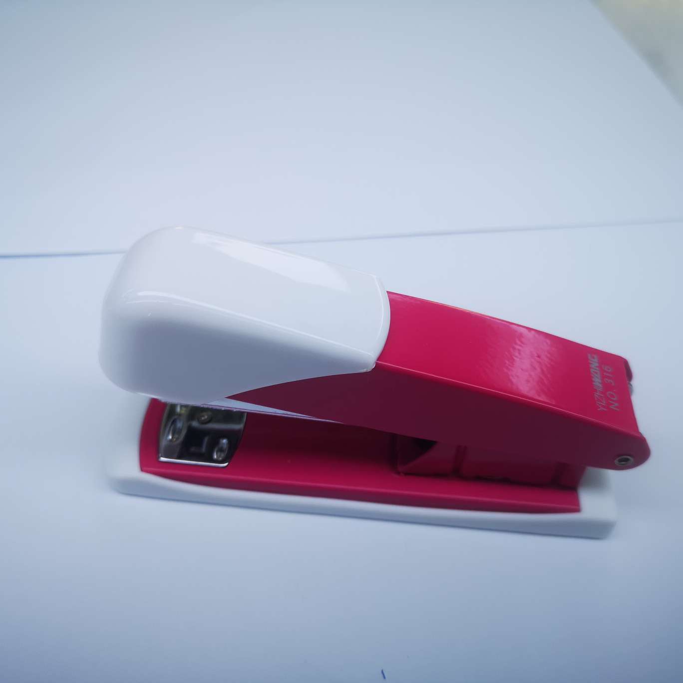 The Yizhiwang 316 stapler is suitable for uniform needles. It can accommodate 96 pieces per piece and can fix 20 to 30 pages of paper. Specification image
