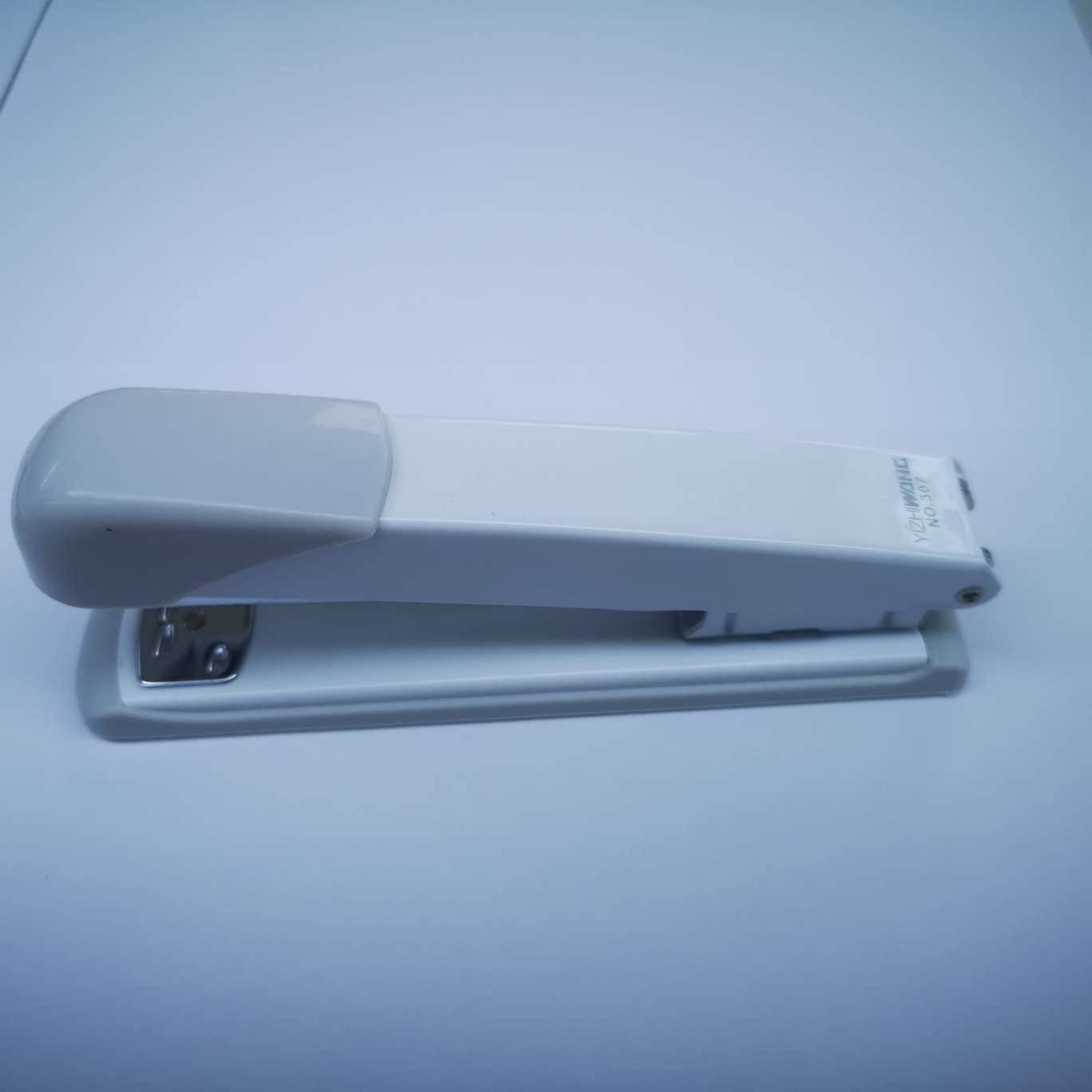 The Yizhiwang A307 stapler is suitable for 24/6 uniform stitches, with 72 pieces per piece and mixed colors for each piece. It can stitch 20 to 30 pages of paper. Application Scenario