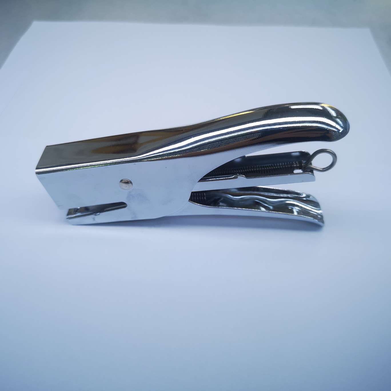 Yizhiwang 0135 stapler, stainless steel color, 96 pieces per piece, suitable for 24/6 staples, can staple 20-30 pages. The product size is 13.5*6.5*2 Specification image