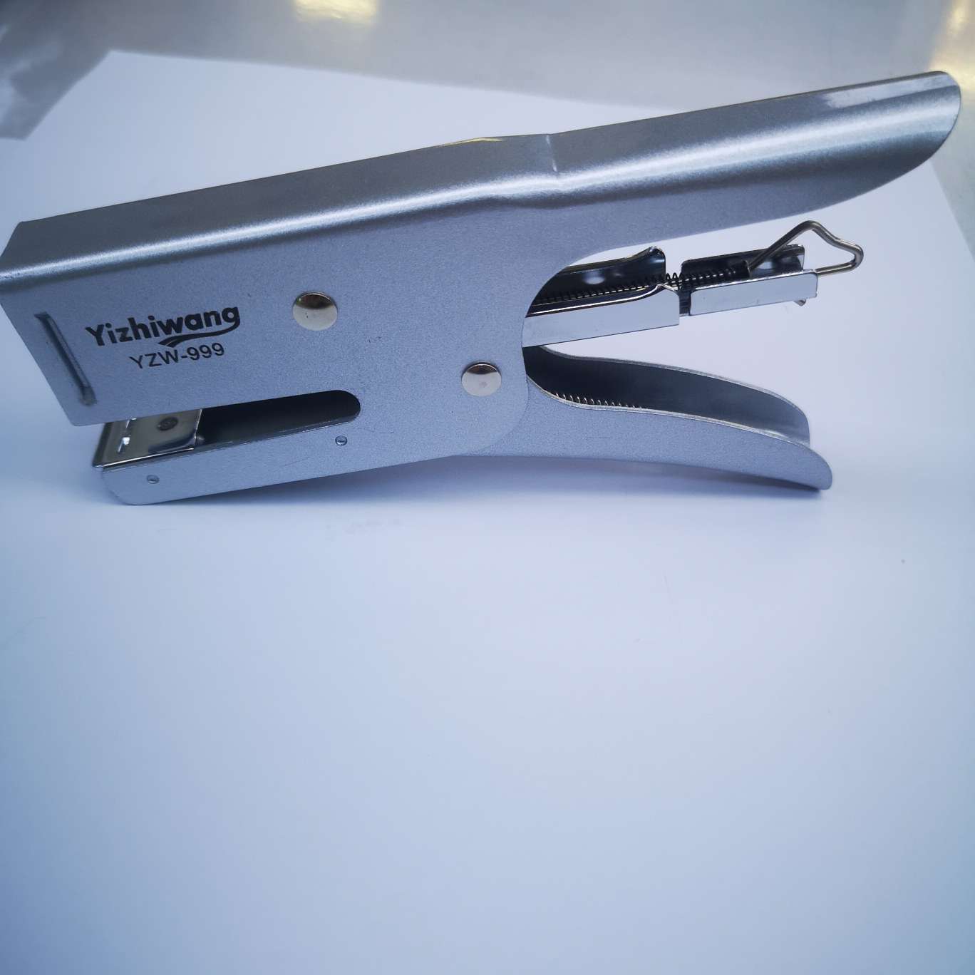 Yizhi King 999 color spray-painted stapler, 60 pieces per piece, mixed in three colors, suitable for 24/6 staples, can fix 20-30 pages of paper. The product size is 16.5*8.5*2 Specification image