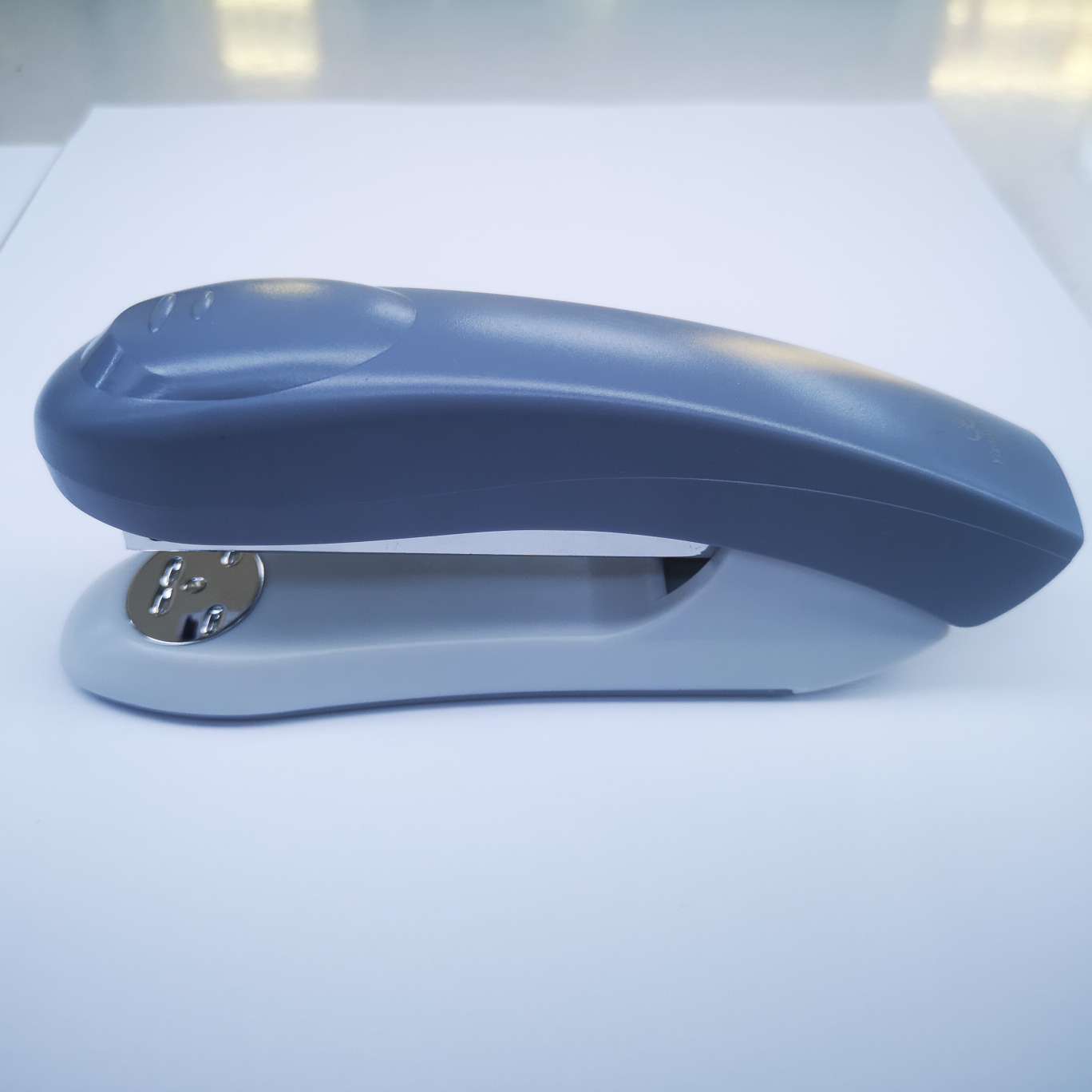 The Yizhi King 603 stapler is suitable for 24/6 uniform stitches. It comes in 72 pieces per piece and is available in black, blue and gray. It can stitch 20 to 30 pages of paper. Specification image