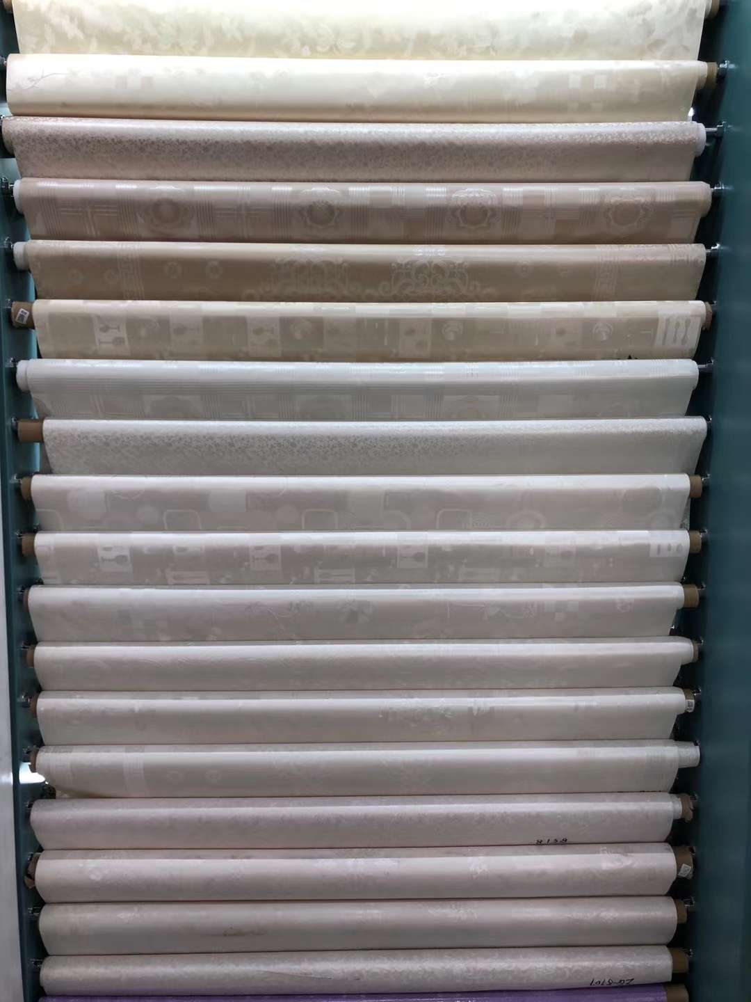 New PvC embossed pearlescent tablecloths, waterproof, oil-proof, and no-wash tablecloths and coffee table fabrics are sold directly by the manufacturer