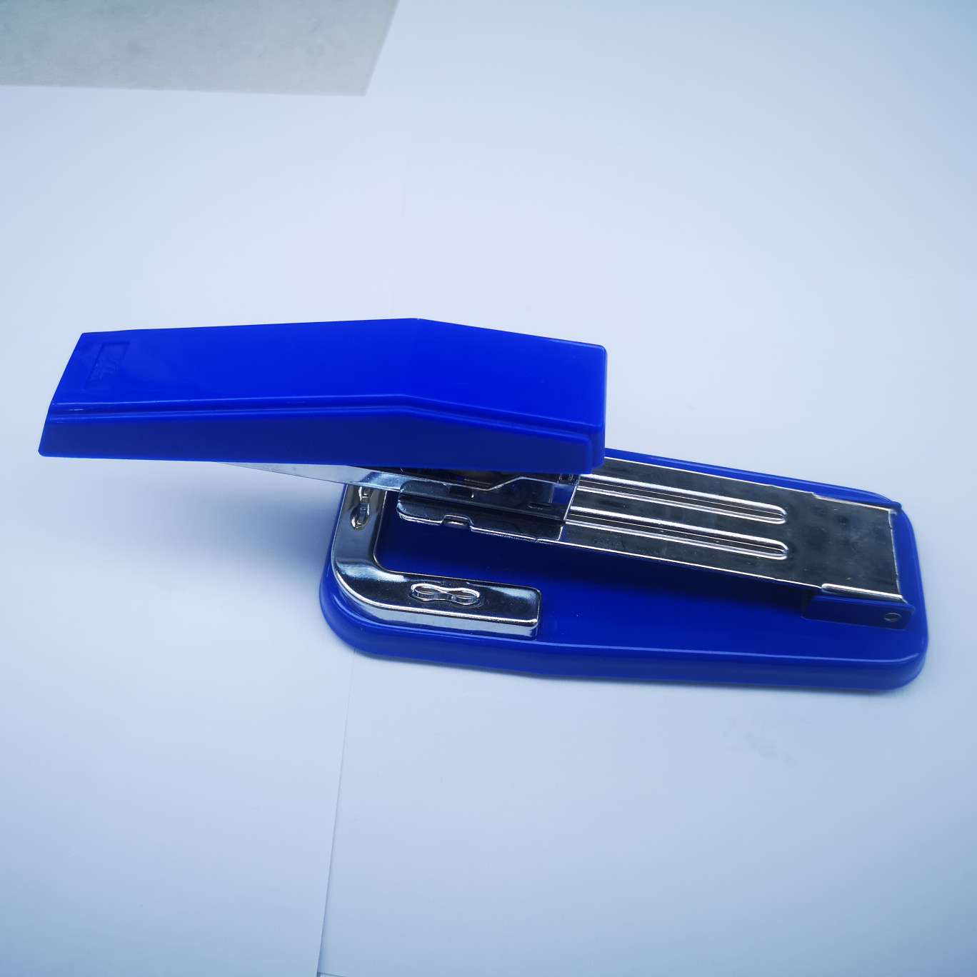 js1208a订书机，360℃旋转，一件72个，混色，24/6钉子，可定纸张20-30张，产品尺寸13.8*6*6.5产品图