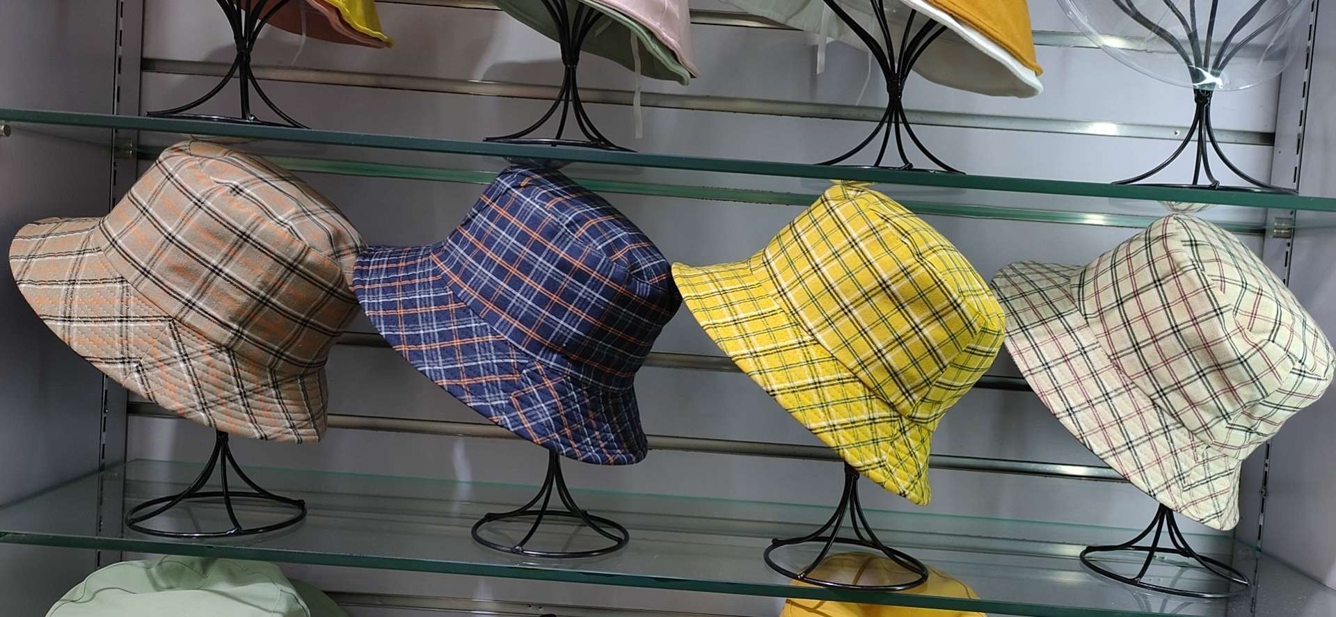Wear a checked fisherman's hat on both sides